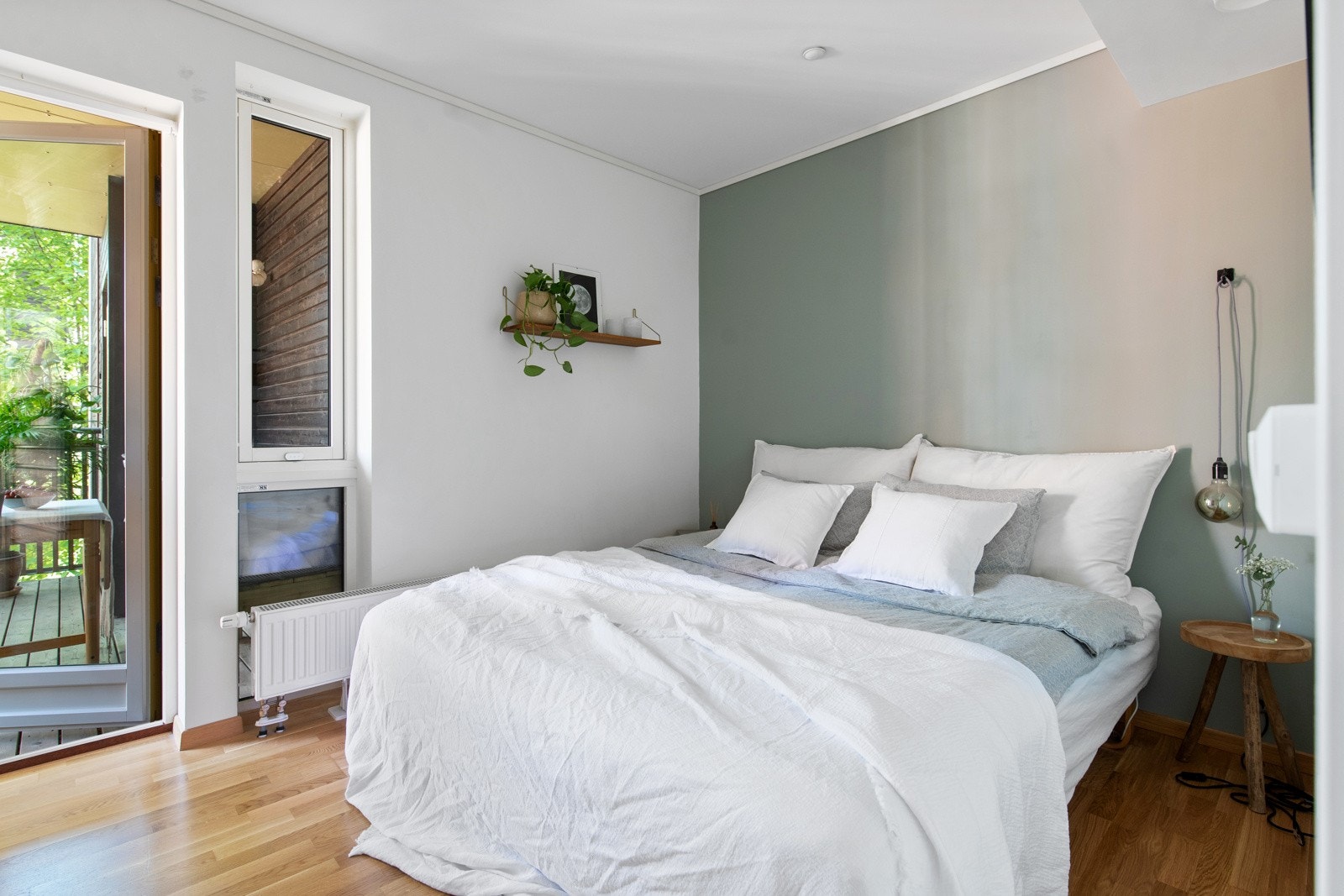 SoveromBoligen har to soverom med malte flater i lyse farger. Galleribilde