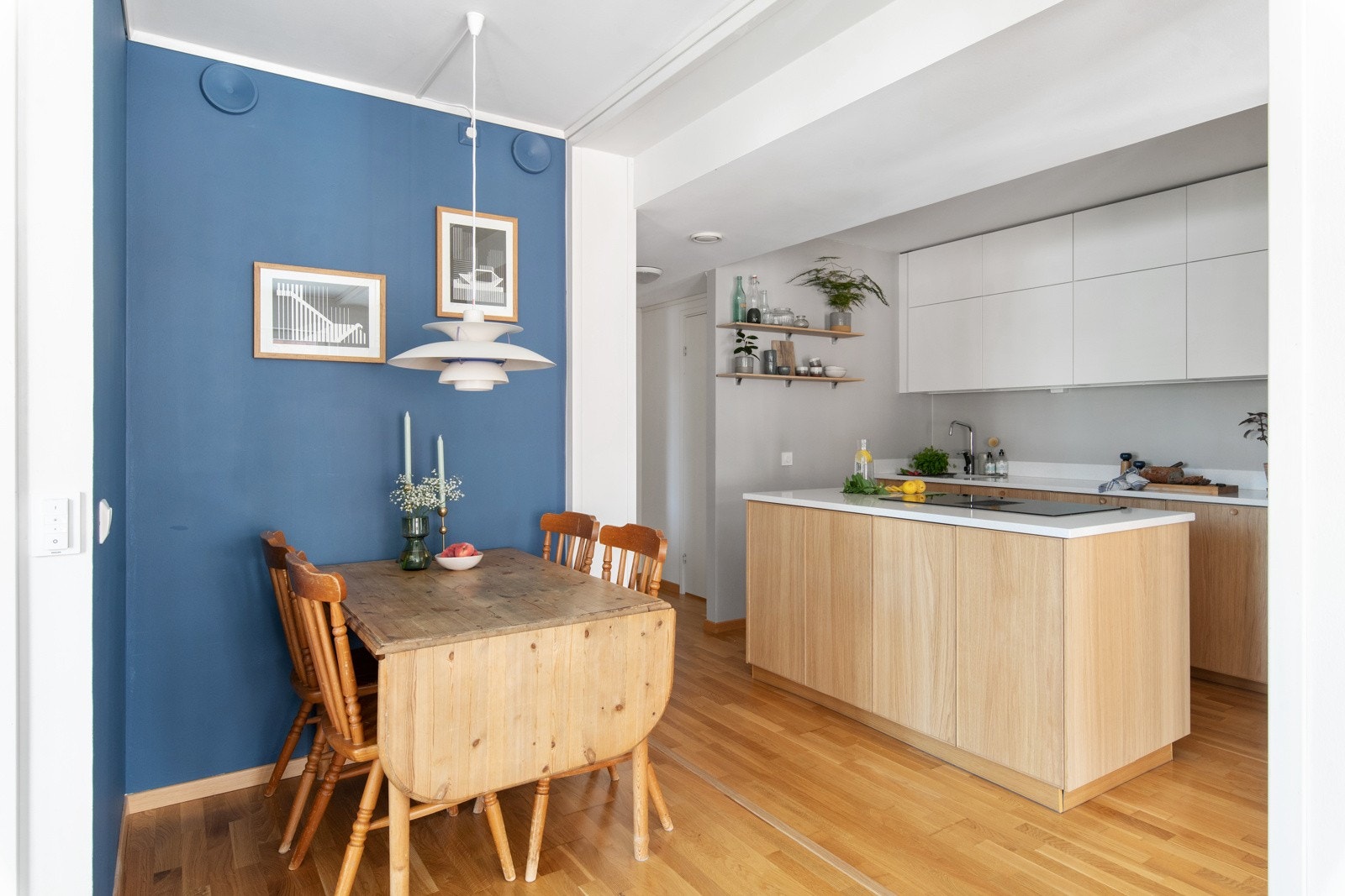 Kjøkkenet har en åpen løsning mot stue. Galleribilde