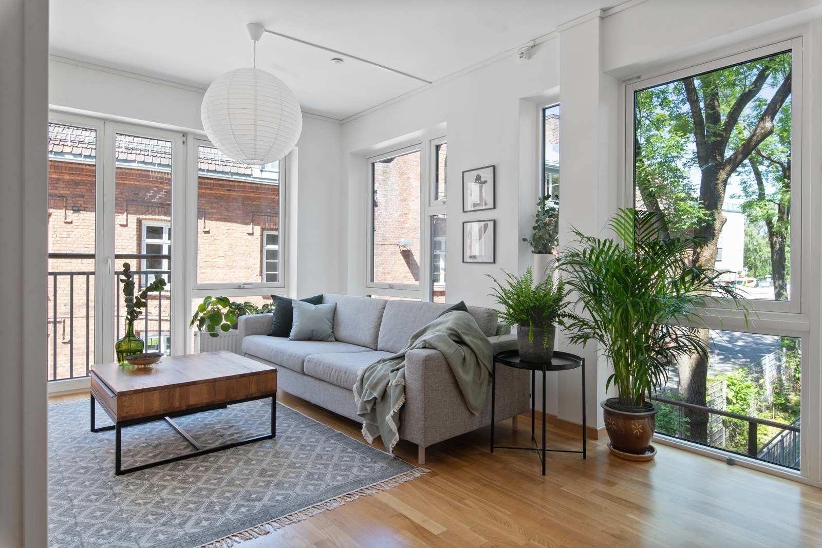 Lys og innbydende stue med fransk balkong som er malt i et tidløst fargevalg. Galleribilde