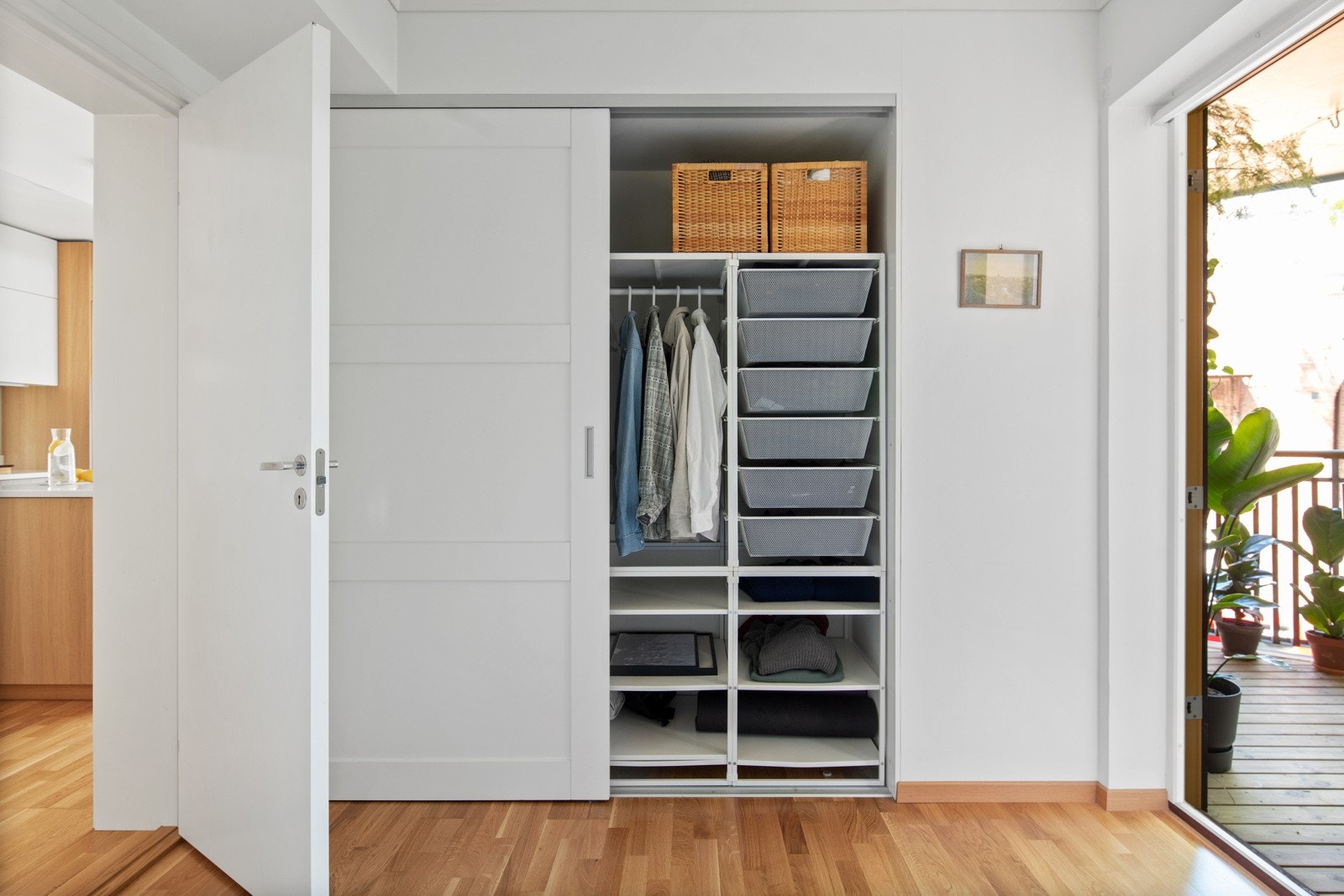 På hovedsoverommet er det god plass til dobbeltseng, nattbord på hver side og en stor skyvedørsgarderobe. Galleribilde