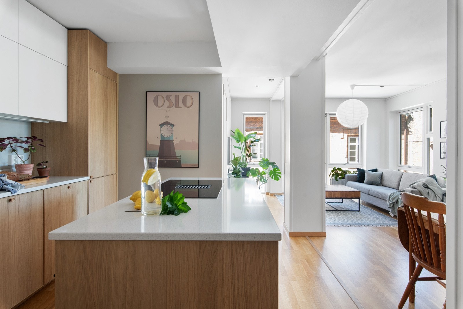 Stuen er enkel å møblere og du har god plass til både sofagruppe, spisebord og TV med tilhørende møblement. Galleribilde