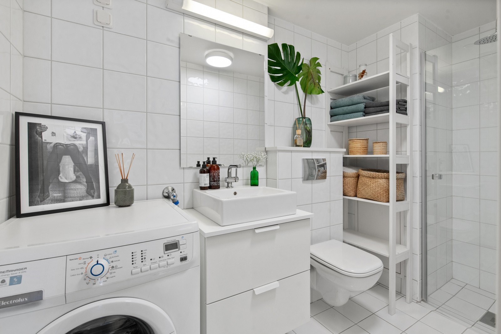 Det er opplegg for både vaskemaskin og tørketrommel, så her har du alt du trenger på baderommet. Galleribilde