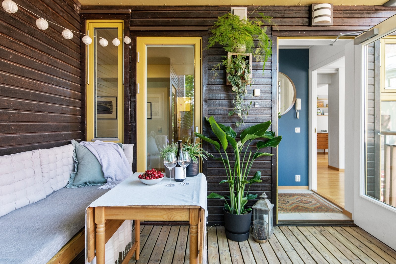 Fra hovedsoverommet og entreen er det adkomst til leilighetens herlige balkong på 9,5 kvm. Galleribilde