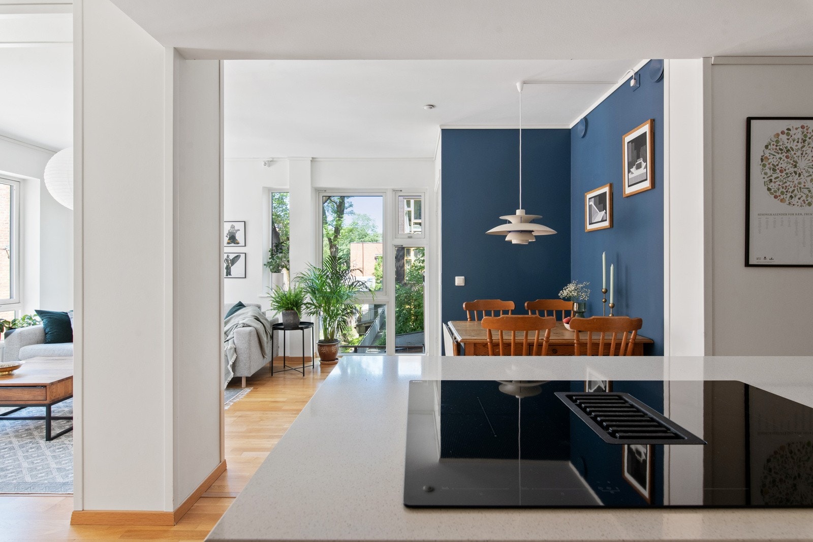 På gulv er det lagt en pen tre-stavs parkett. Galleribilde