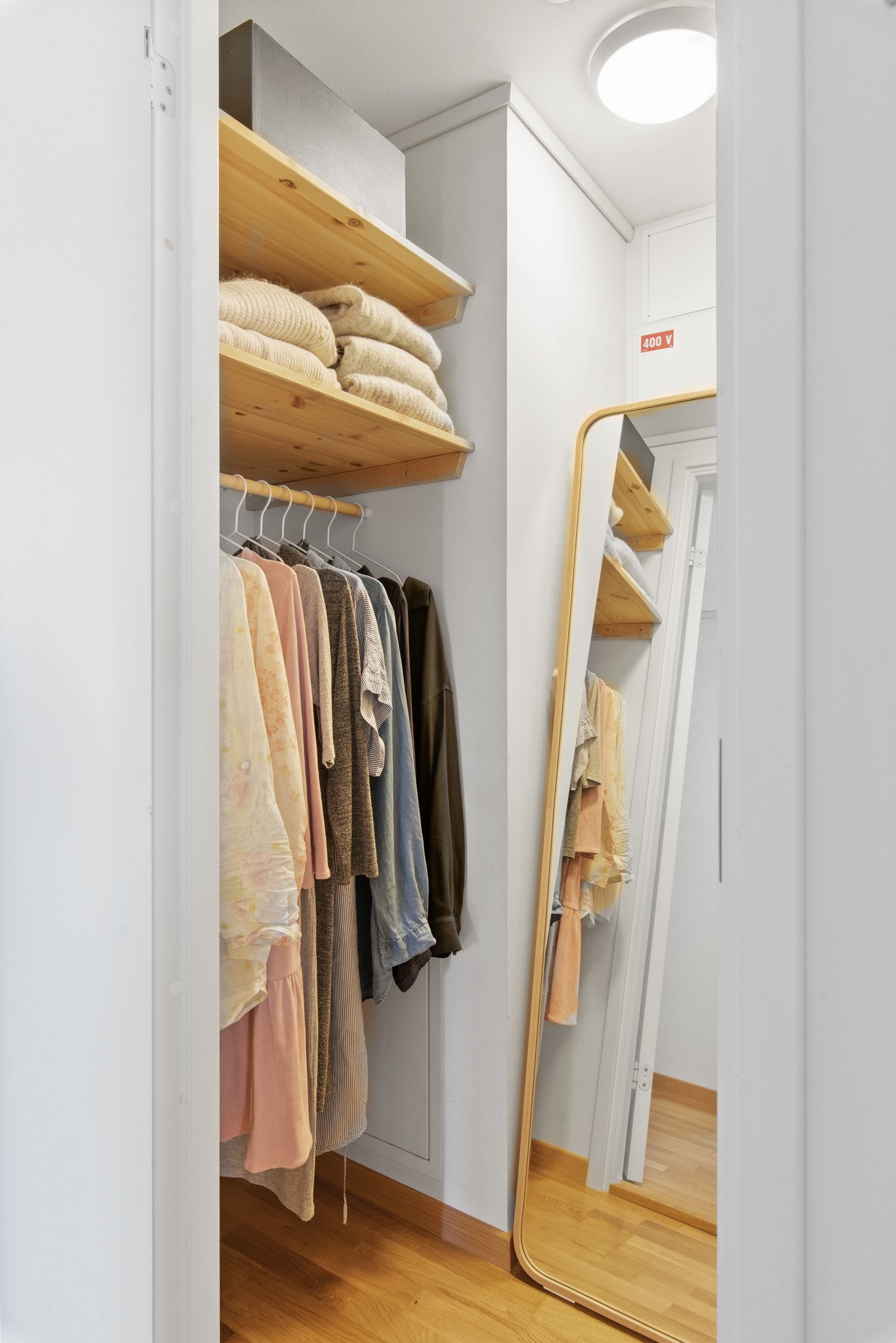 Fra gangen er det adkomst til en praktisk, innvendig bod på ca. 3 kvm med gode oppbevaringsmuligheter for klær og det du måtte trenge. Galleribilde