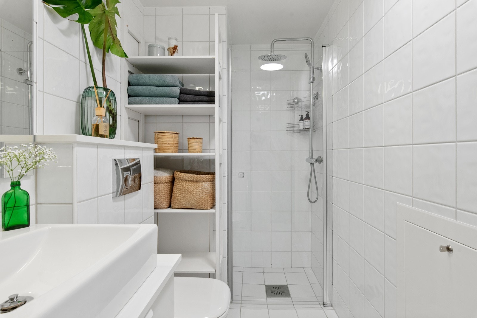 Flislagt baderom som er både tidløst, praktisk og romslig. Galleribilde