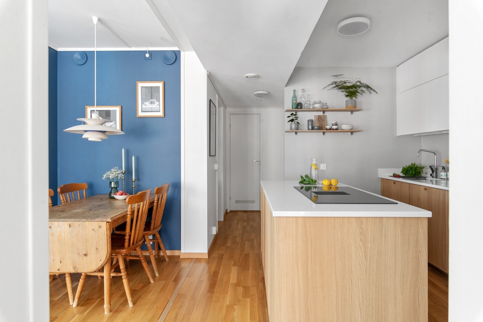 De integrerte hvitevarene som stekeovn, induksjons platetopp med ventilator, kombinert kjøleskap med fryser og oppvaskmaskin medfølger handelen. Galleribilde