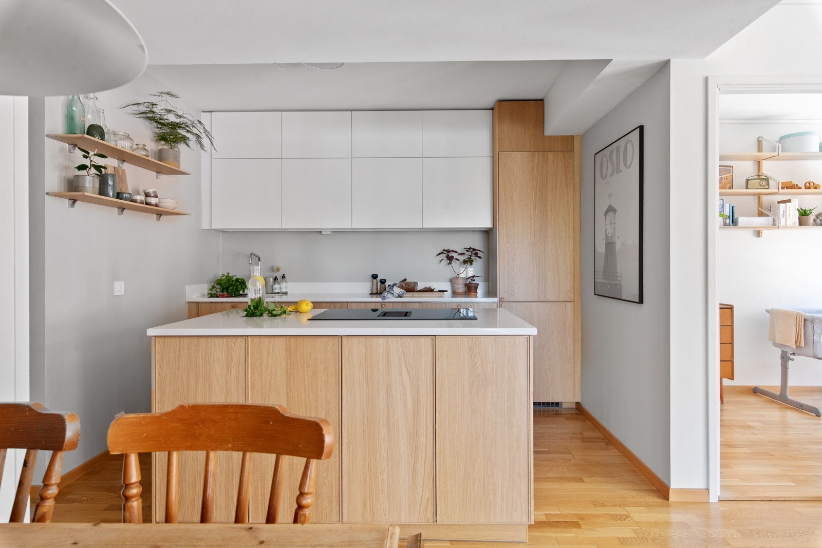 Det er satt inn en praktisk kjøkkenøy som er et perfekt samlingspunkt for sosiale sammenkomster. Galleribilde