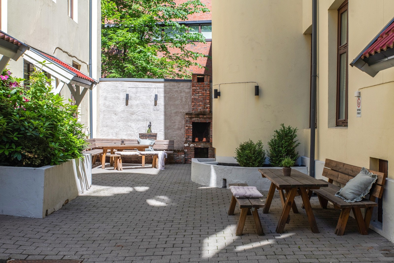 I bakgården er det både sittegrupper og grill. Galleribilde