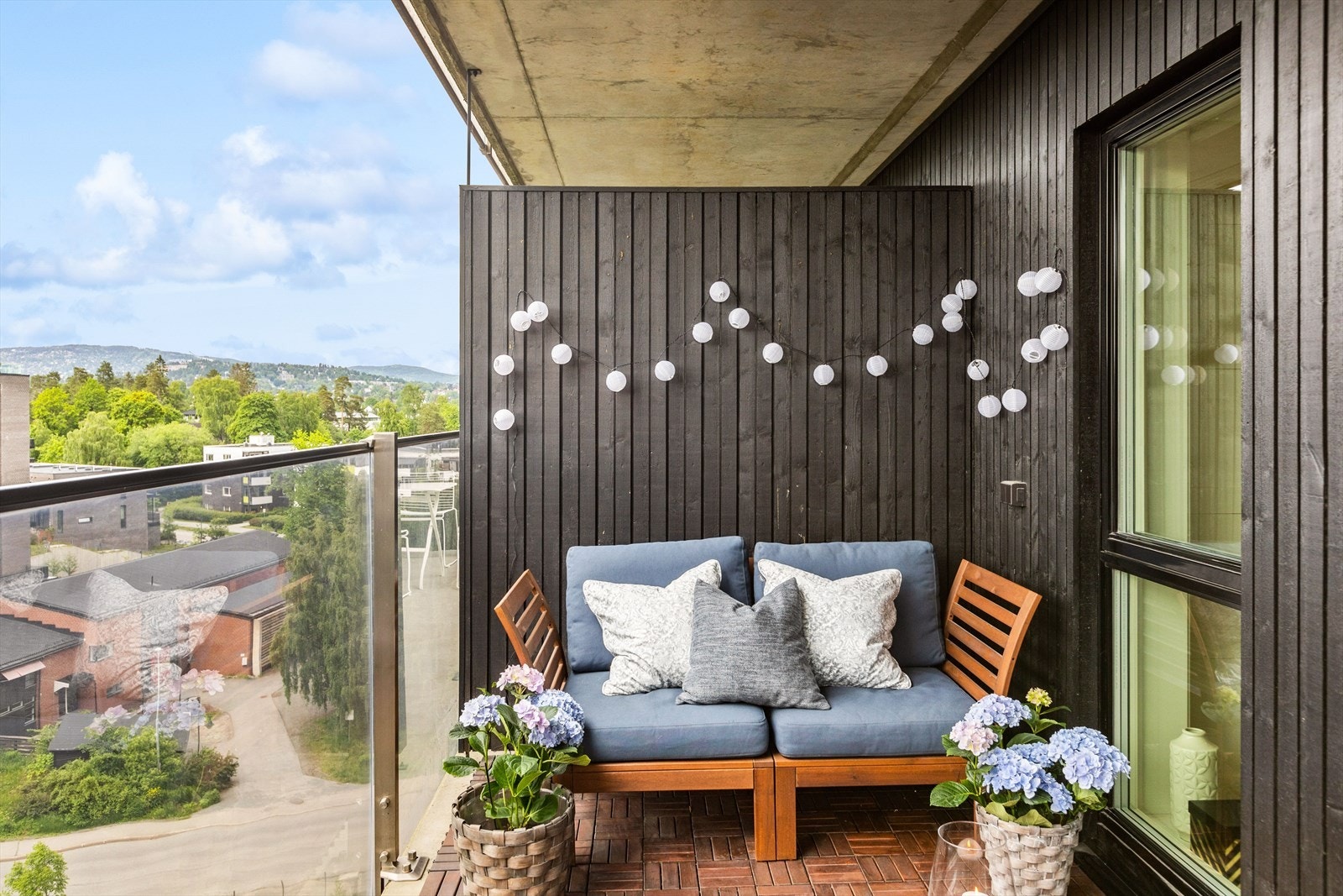 God plass til grill, spisebord og sittegruppe. Galleribilde