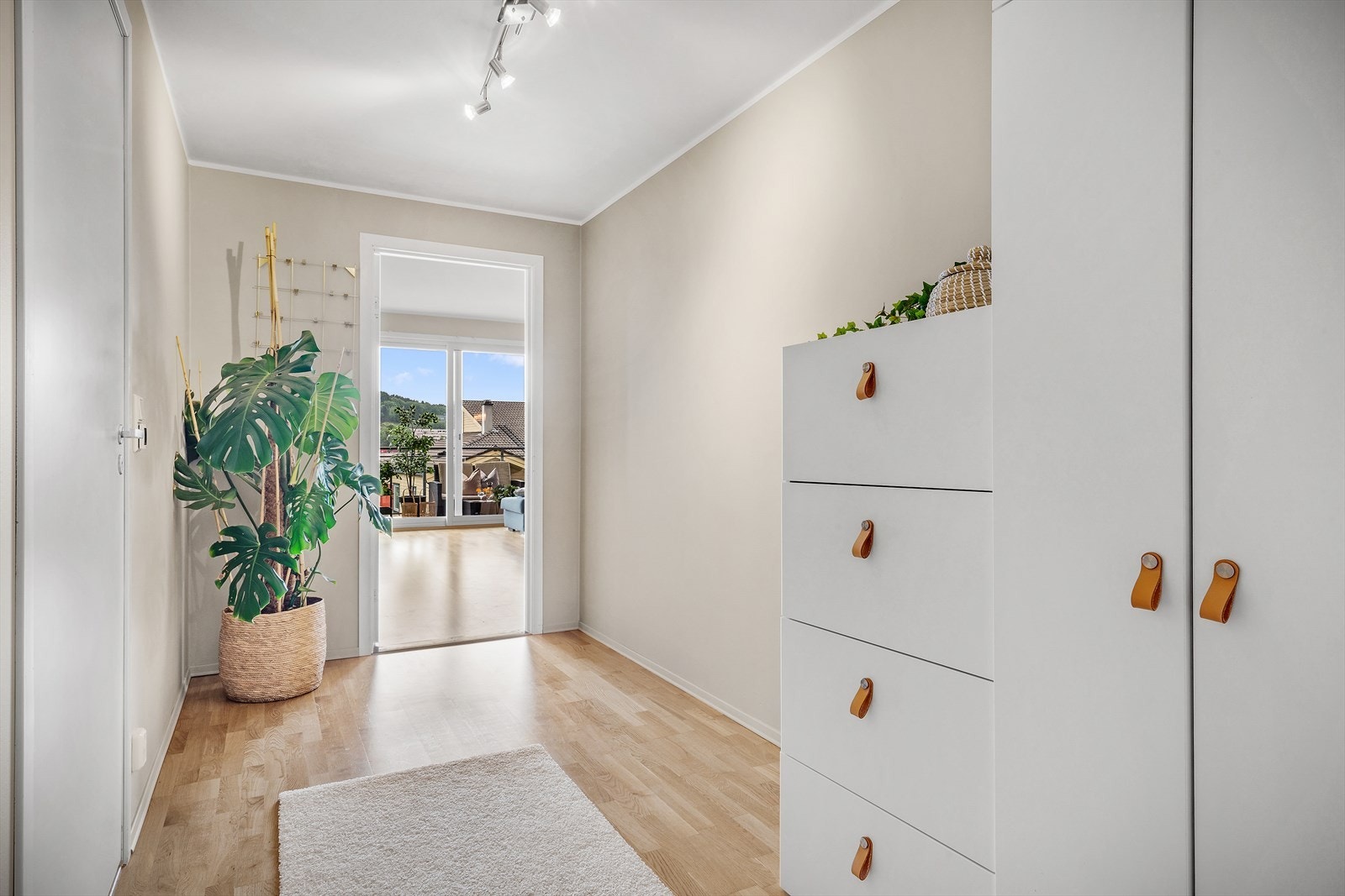 - Velkommen inn i en innbydende entré/gang på 7,3 m² med god plass til å henge fra deg yttertøy og sko - Galleribilde