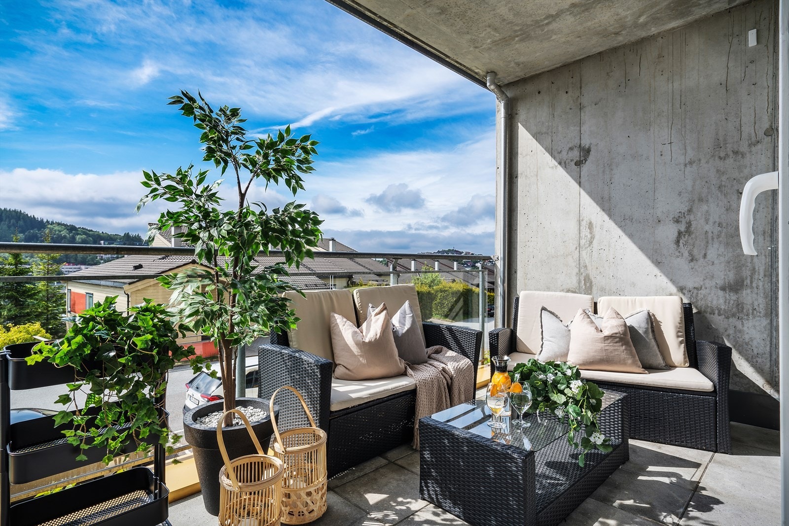 - Vestvendt terrasse på 14 m² med utgang fra stue - Galleribilde
