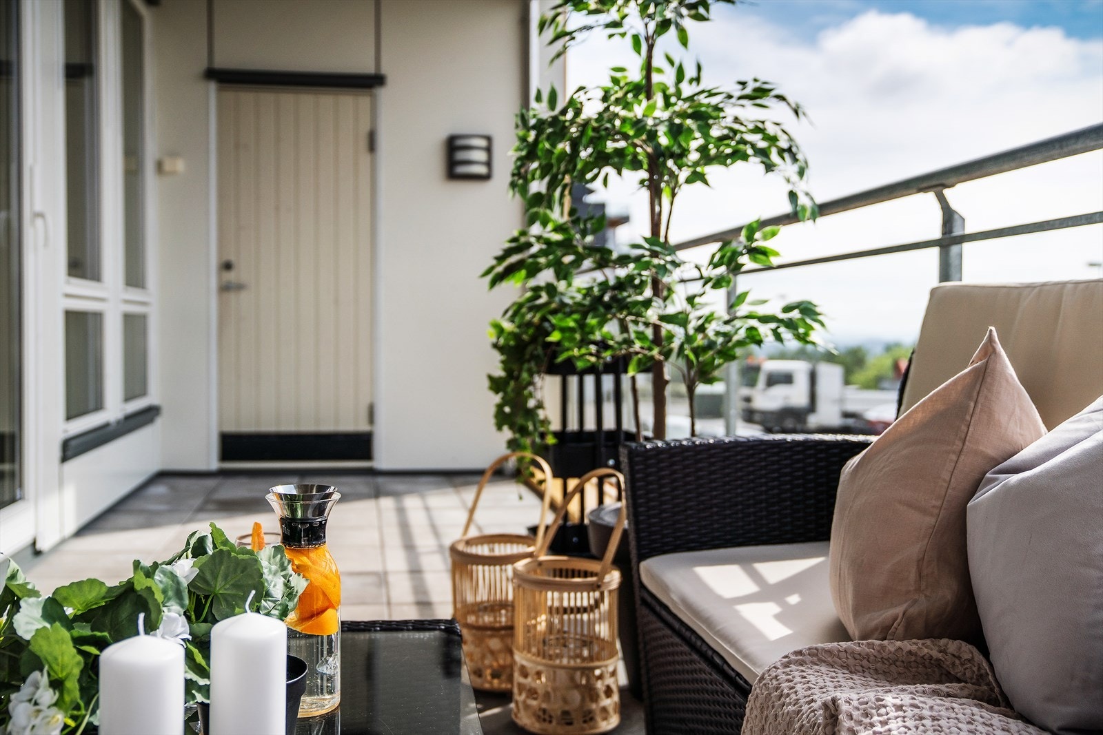 - Balkongen er overbygd noe som gjør bruksmulighetene større og utemøbler og puter kan stå ute. Merk dør til en praktisk terrassebod - Galleribilde