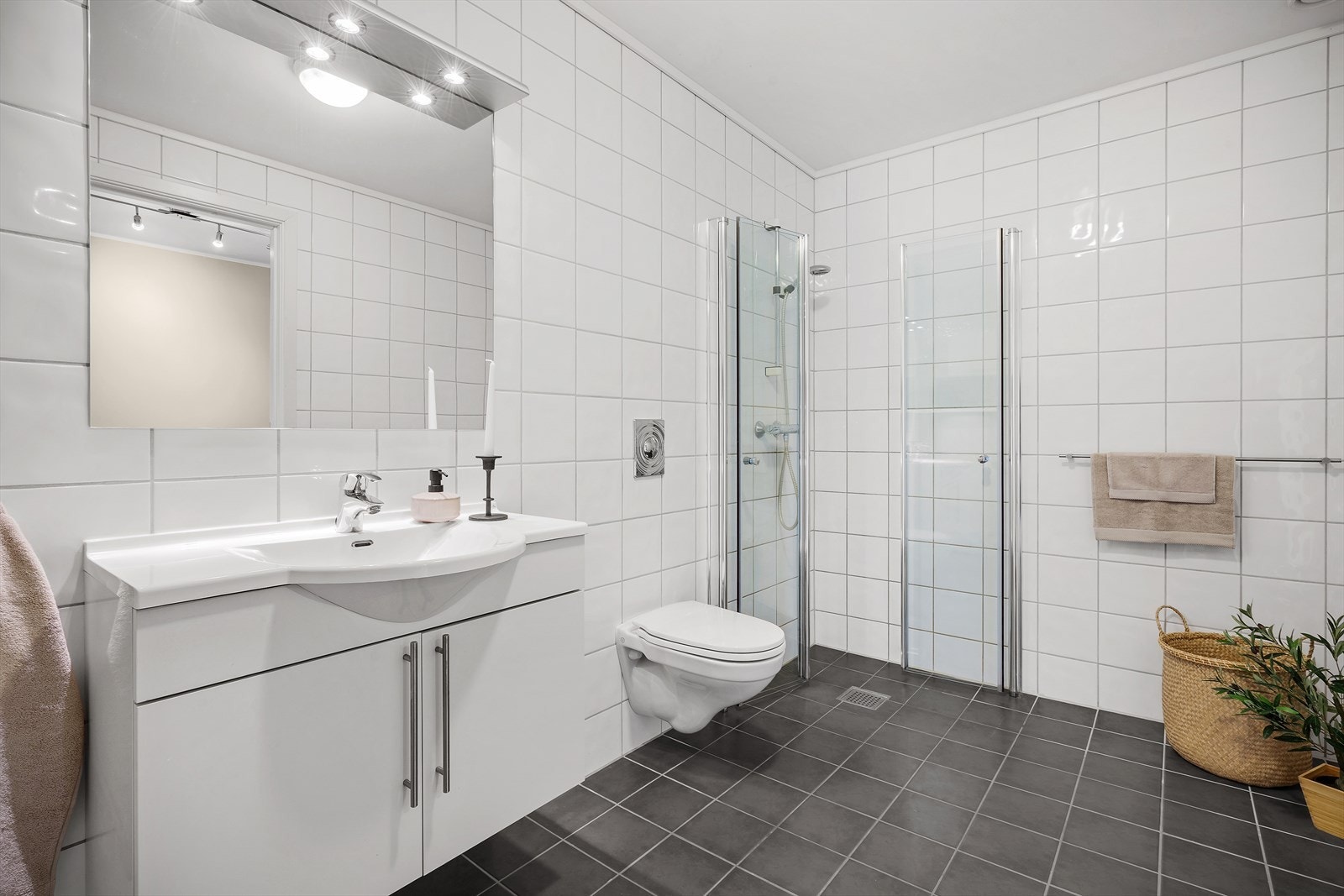 - Badet er innredet med servant med møbelment/speil og belysning, vegghengt toalett, innfellbart dusjhjørne, dusjgarnityr og opplegg for vaskemaskin - Galleribilde