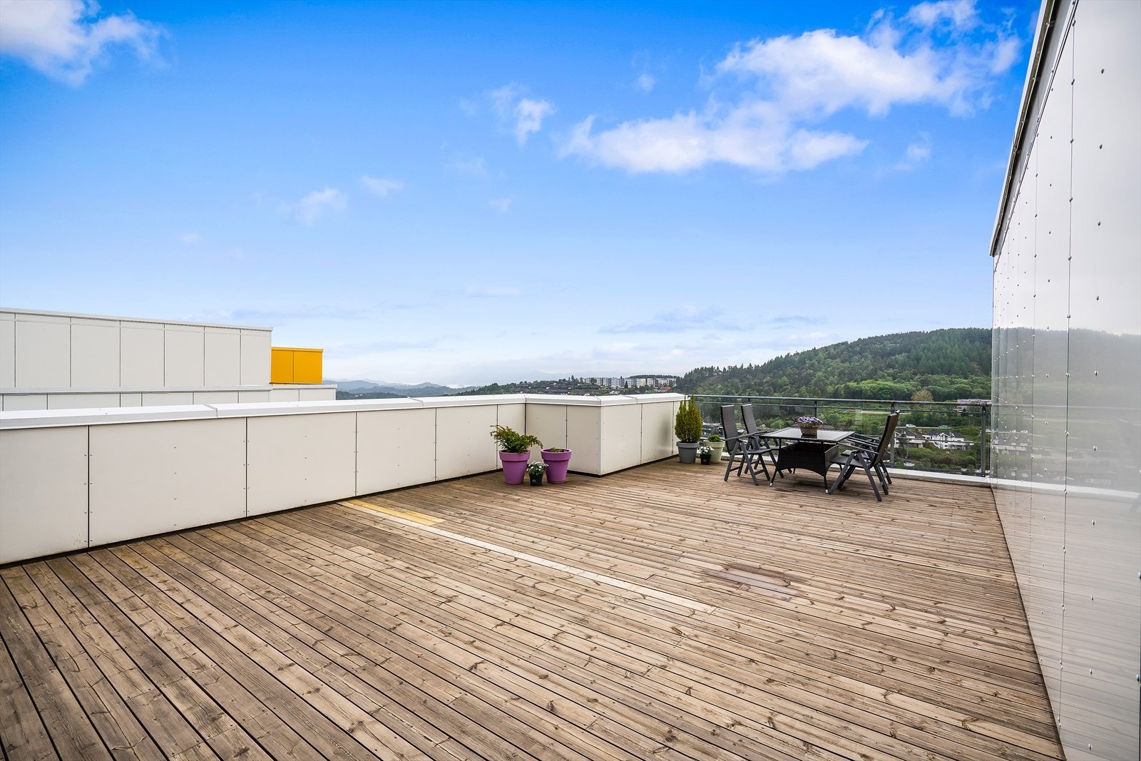 - Stor, felles takterrasse. Her kan du nyte gode sol- og utsiktsforhold - Galleribilde