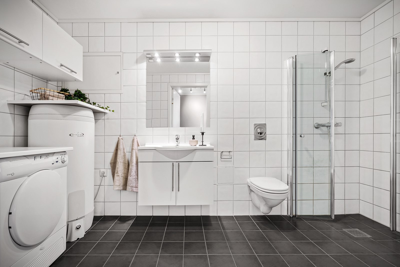 - Stor og delikat bad med varme på hele 7,4 m² Galleribilde
