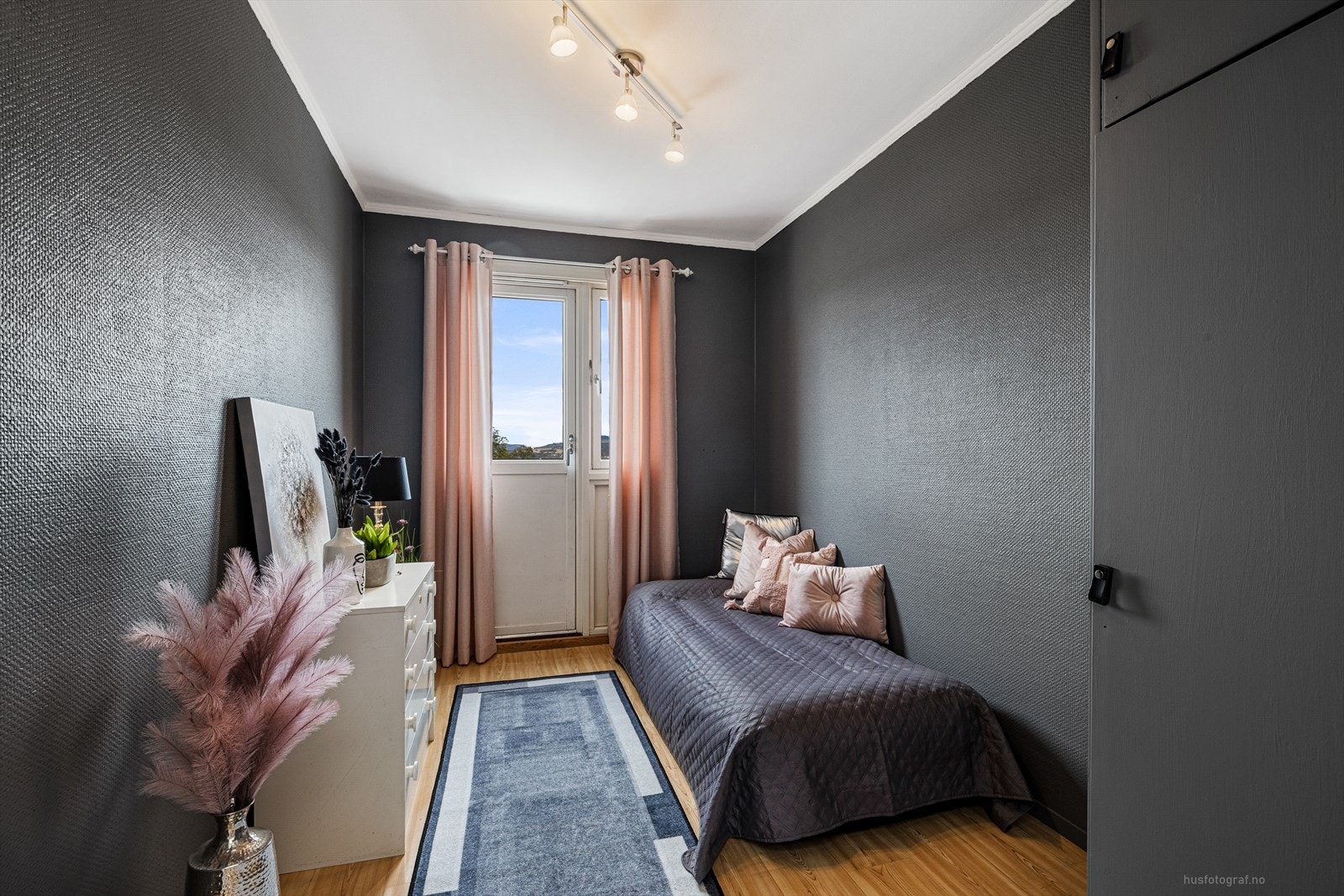 Soverom med utgang til luftebalkong Galleribilde