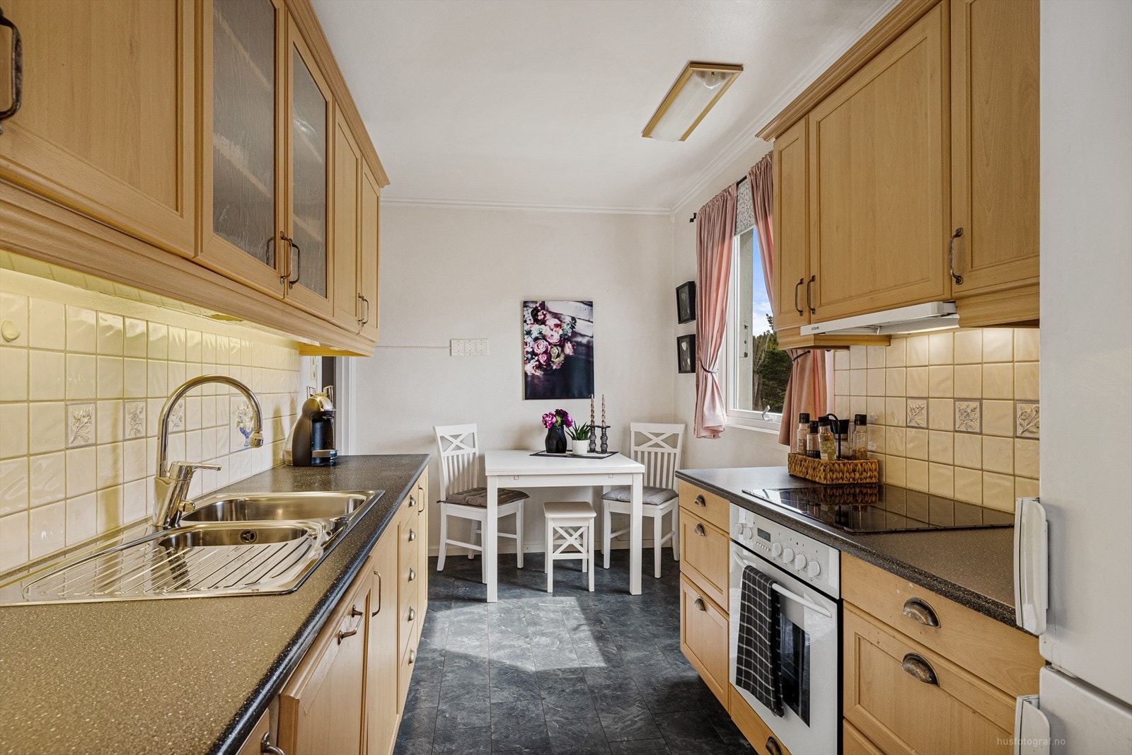 Kjøkken med spiseplass Galleribilde