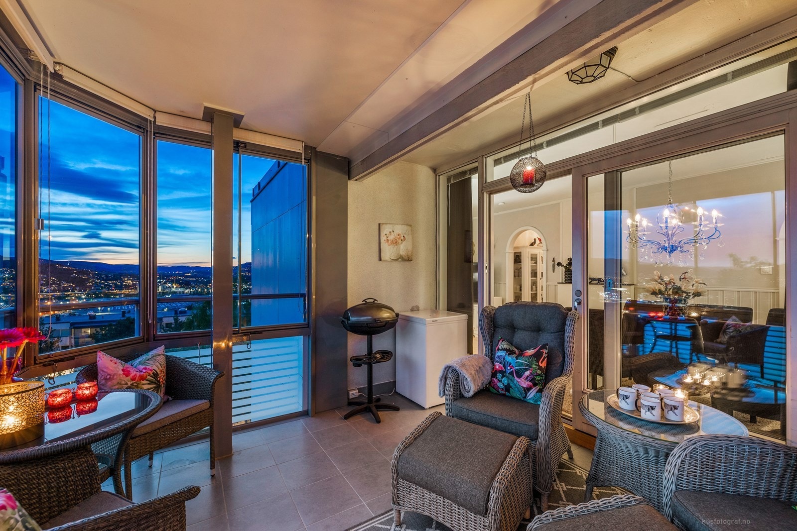 Kveldssol på den innglassede balkongen Galleribilde