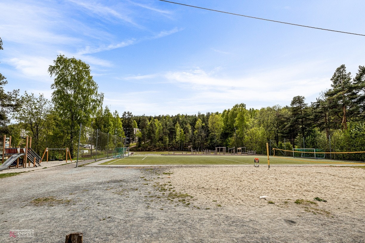 Flott lekeplass i området med volleyball og fotball.jpg Galleribilde