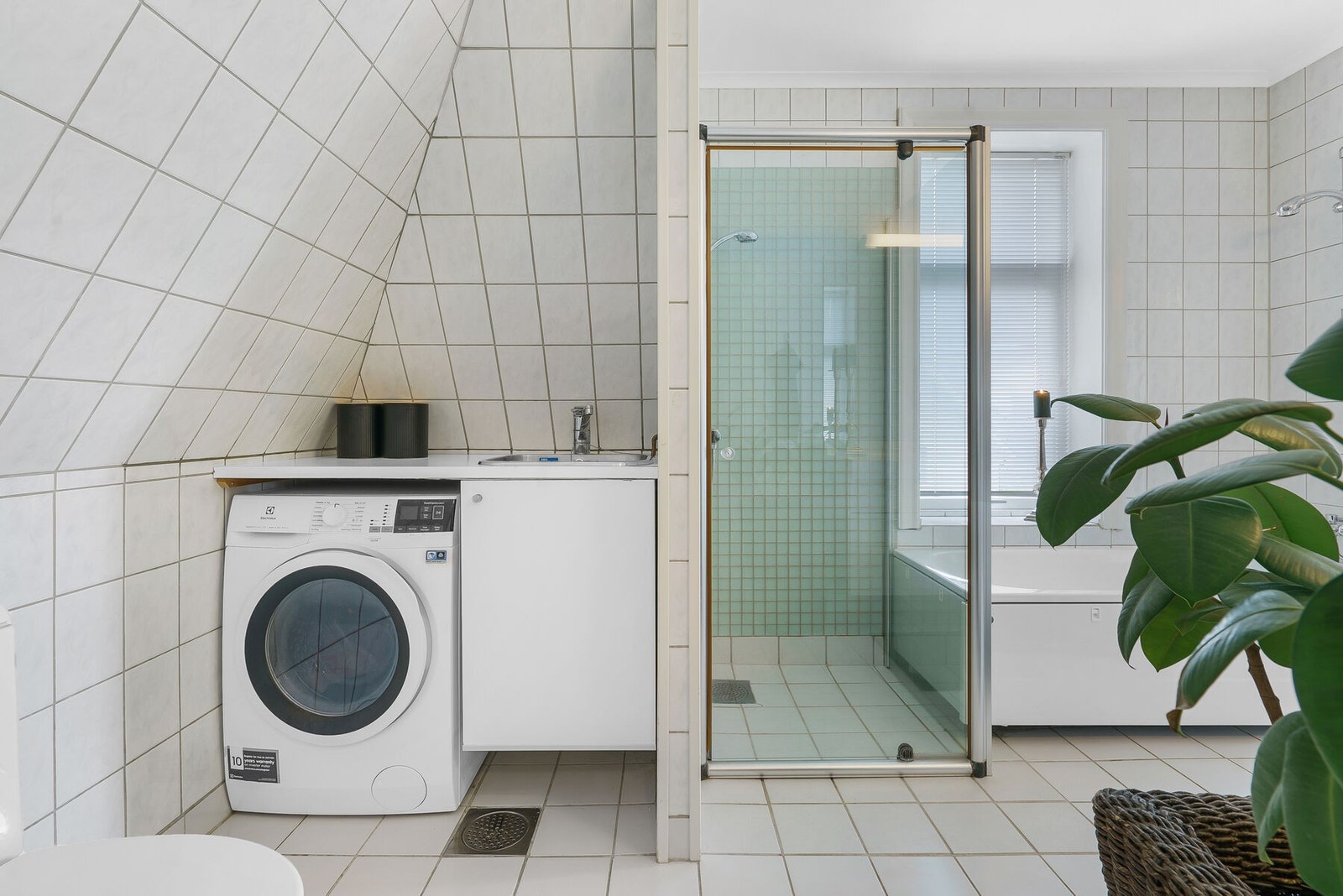 Nisje for vaskemaskin og utslagsvask på badet Galleribilde