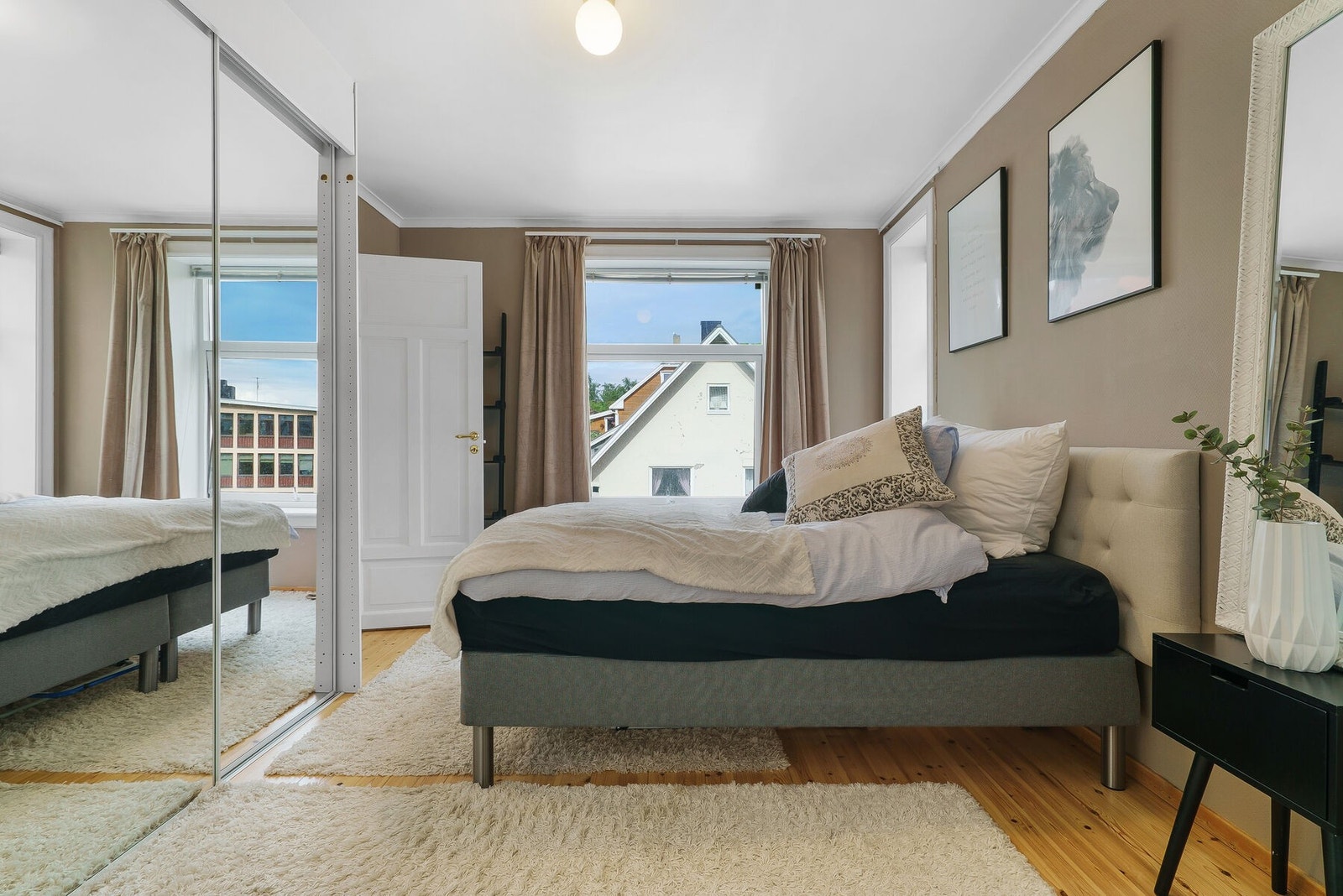 Soverom med delikate fargevalg og skyvedørsgarderobe Galleribilde