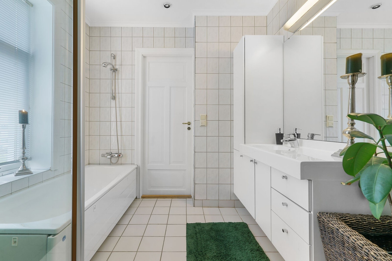 Badet inneholder både dusj og badekar samt romslig innredning Galleribilde