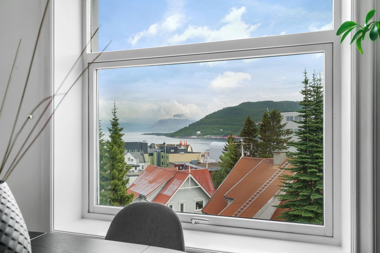 Fin utsikt over nærområdet, hav og fjell Galleribilde