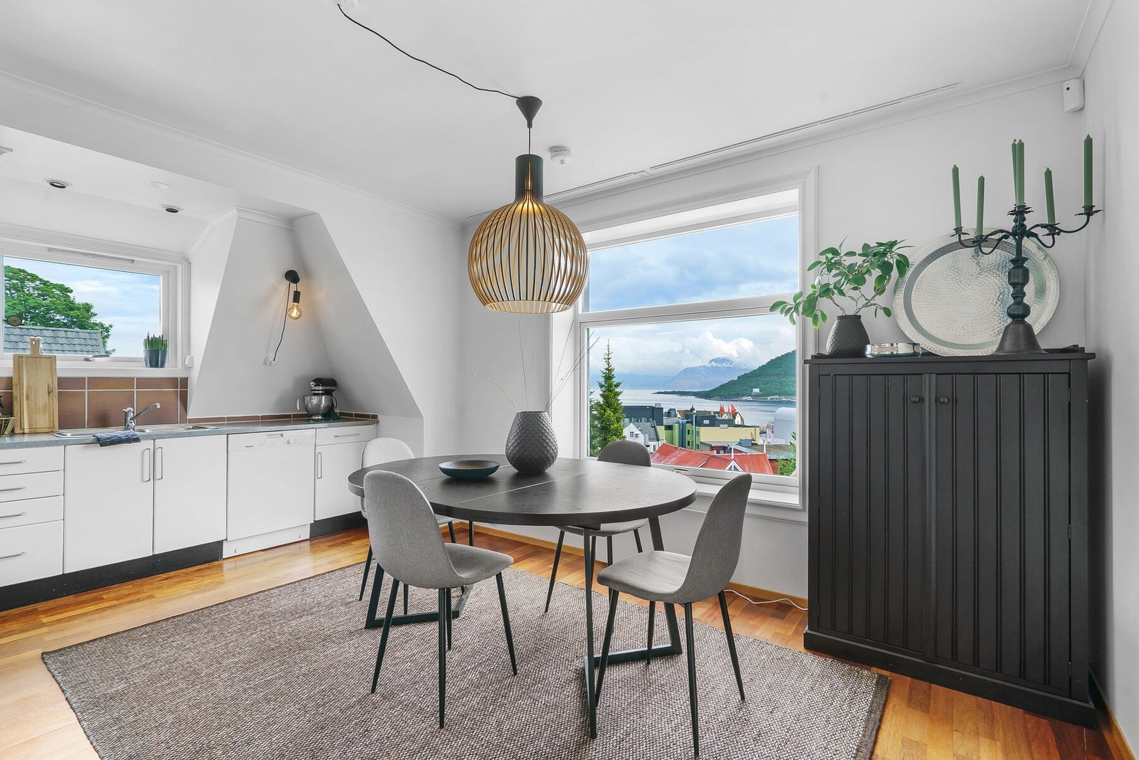 Det er god plass til spisebord på kjøkkenet Galleribilde