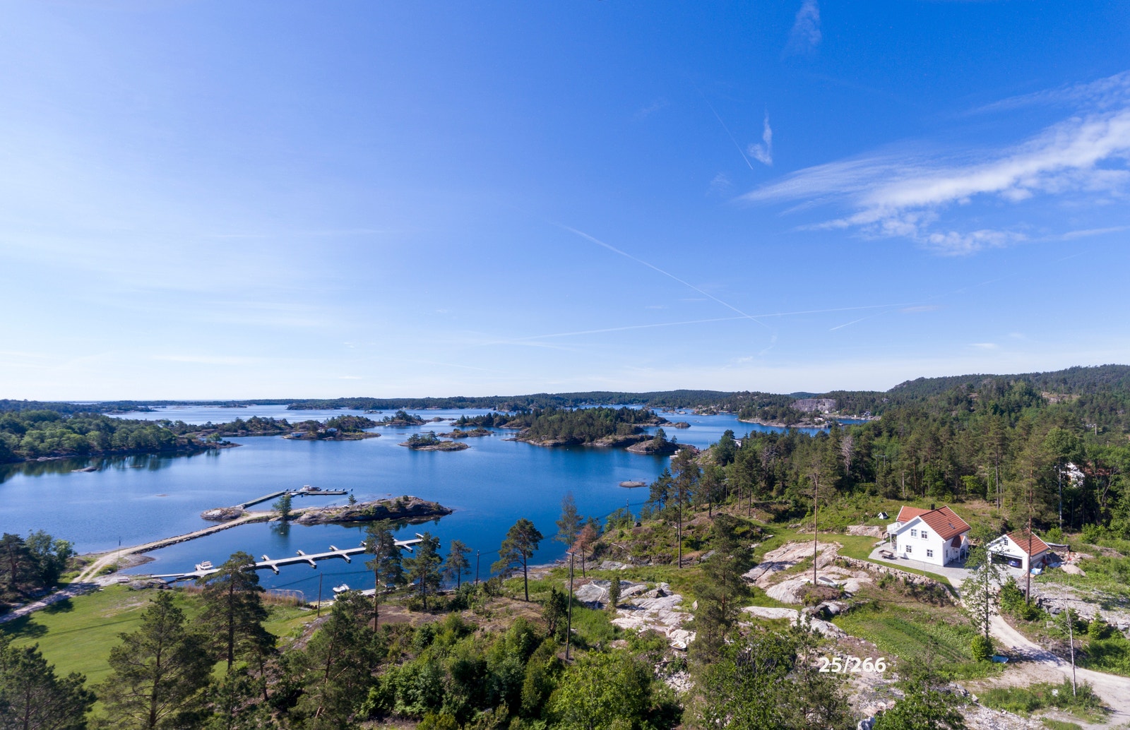 Turen ut tar ca. 20 minutter med ferje og tar deg til ferjeleiet på Tangane Galleribilde