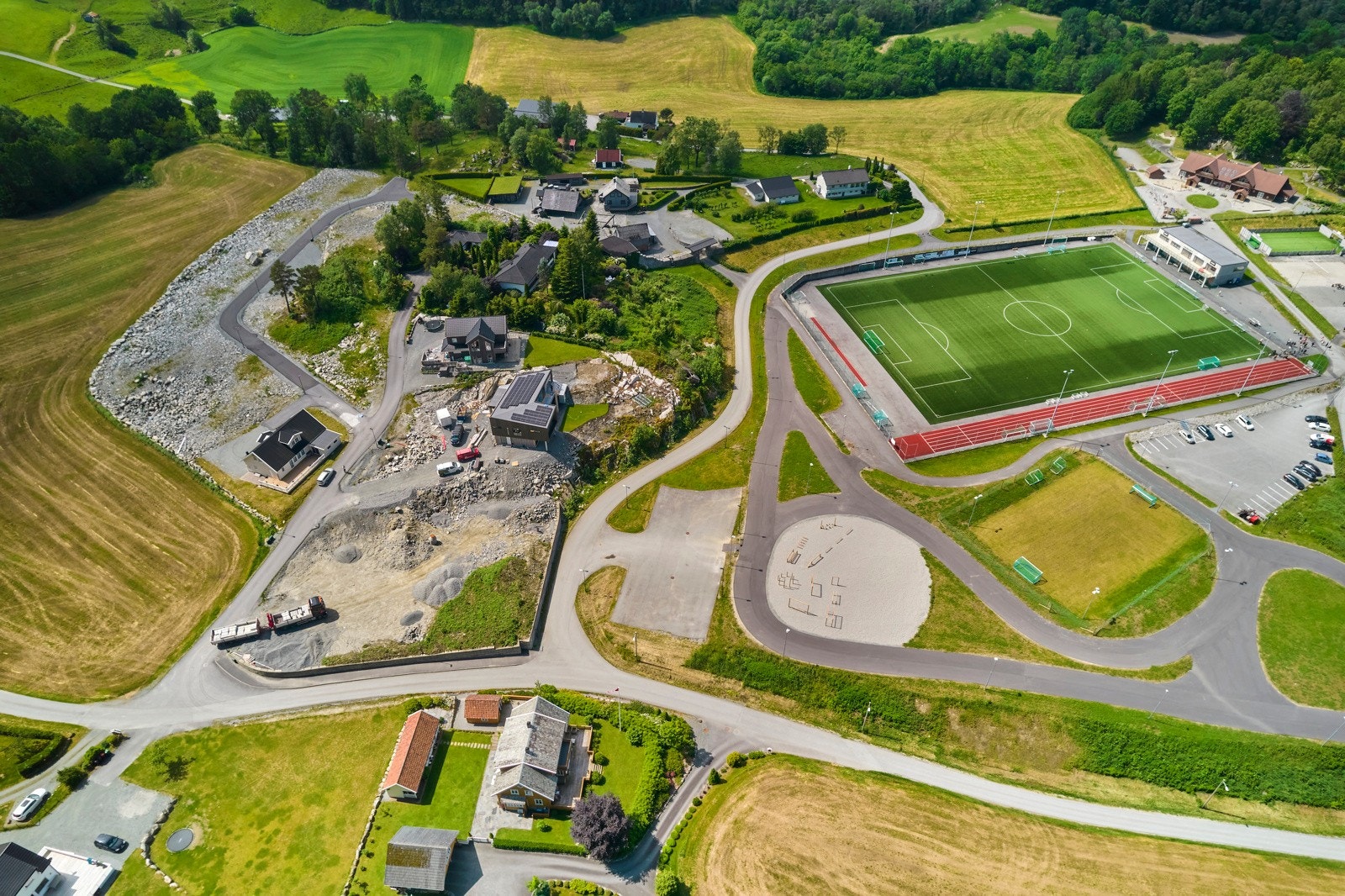 Tomtene ligger like ved skole, barnehage og iddrettsanlegg. Galleribilde