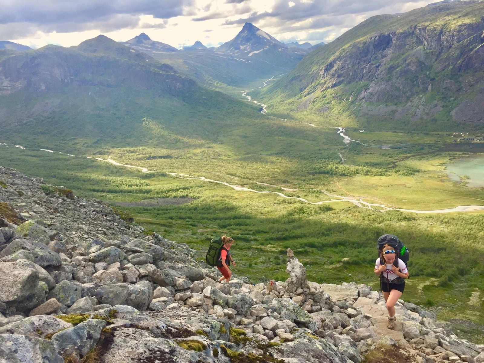 På vei inn i Svartdalen fra Gjendebu Galleribilde