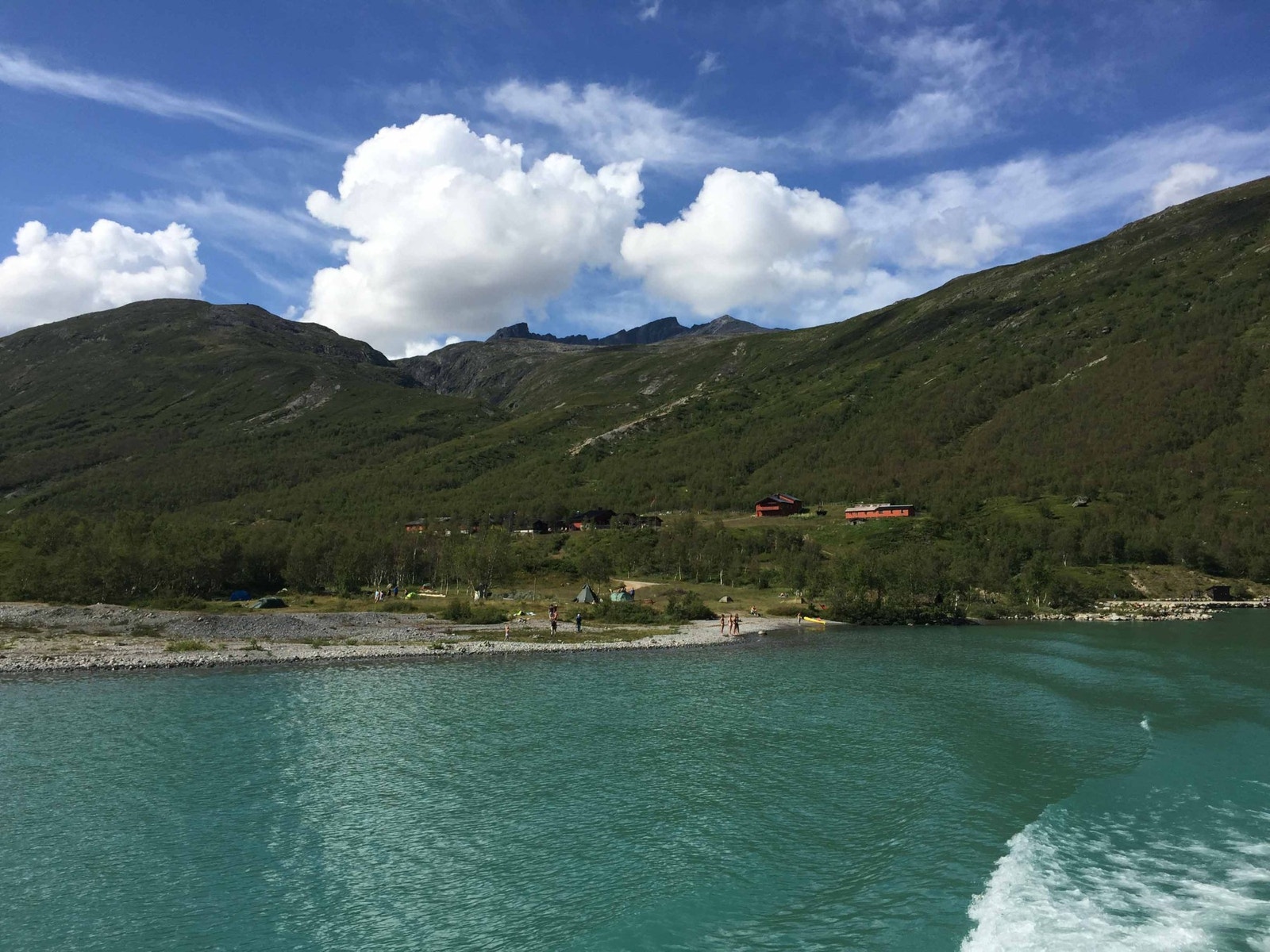 Ta båten innover på Gjendevatnet til Memurubu. Her starter turen over Besseggen for de fleste Galleribilde