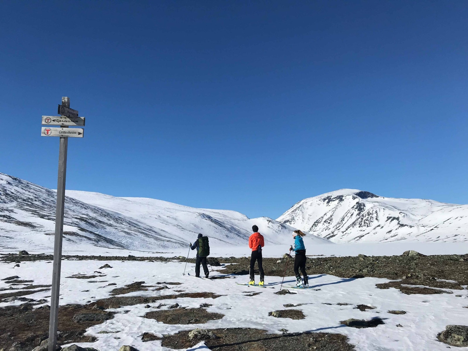 Ved foten av Bessvatnet på vei mot Besshøe, 2258 moh. Galleribilde