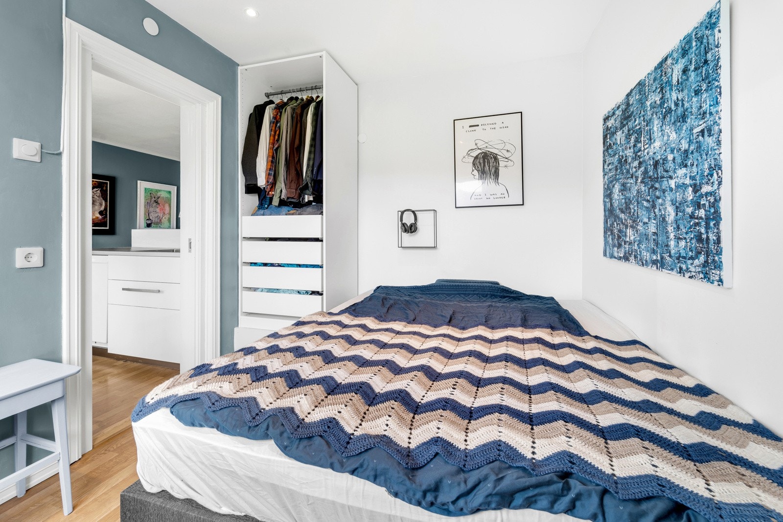 Soverom av god størrelse med plass for dobbeltseng og ønskelig møblement. Galleribilde