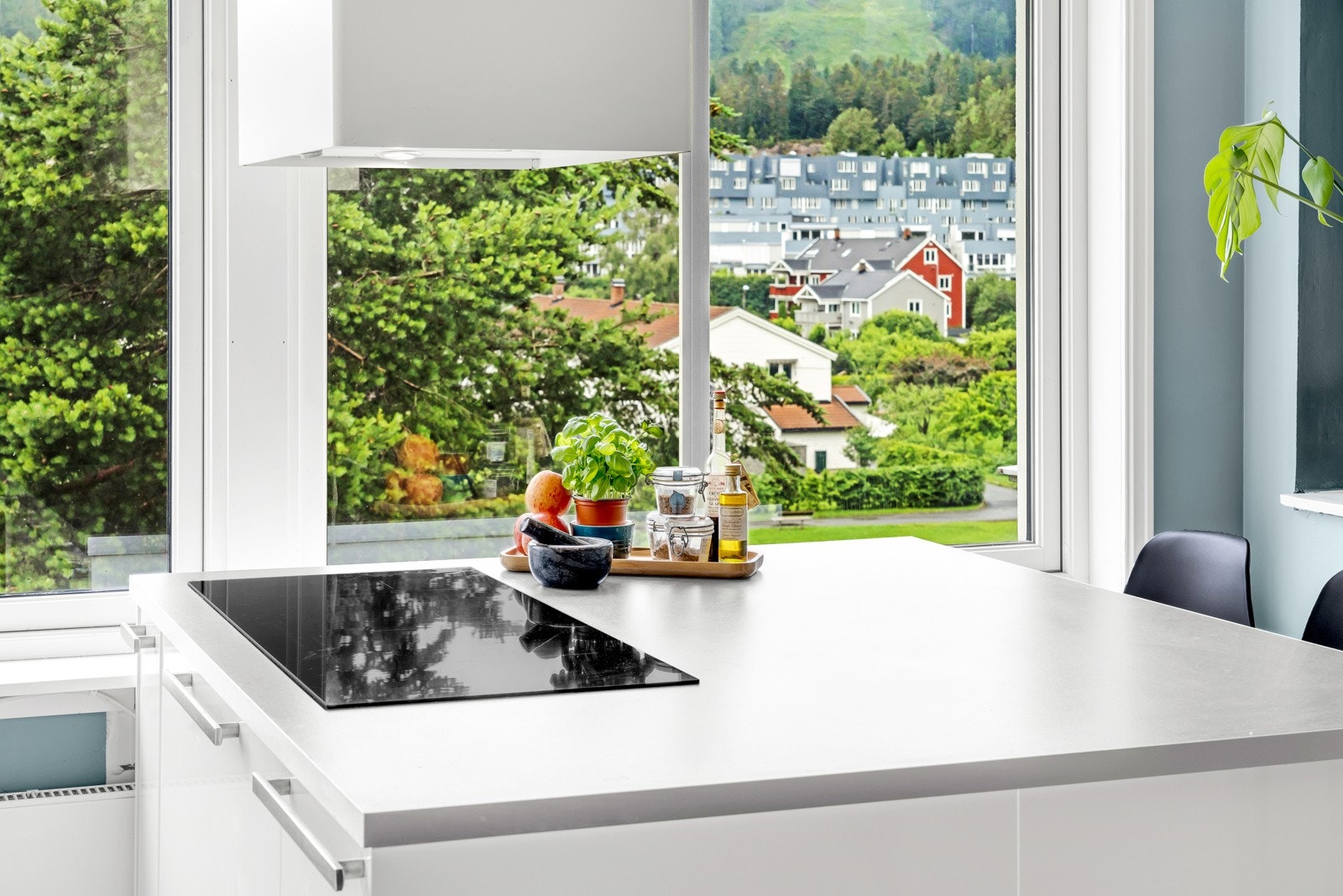 Kjøkkenet byr på god skap- og benkeplass. Galleribilde