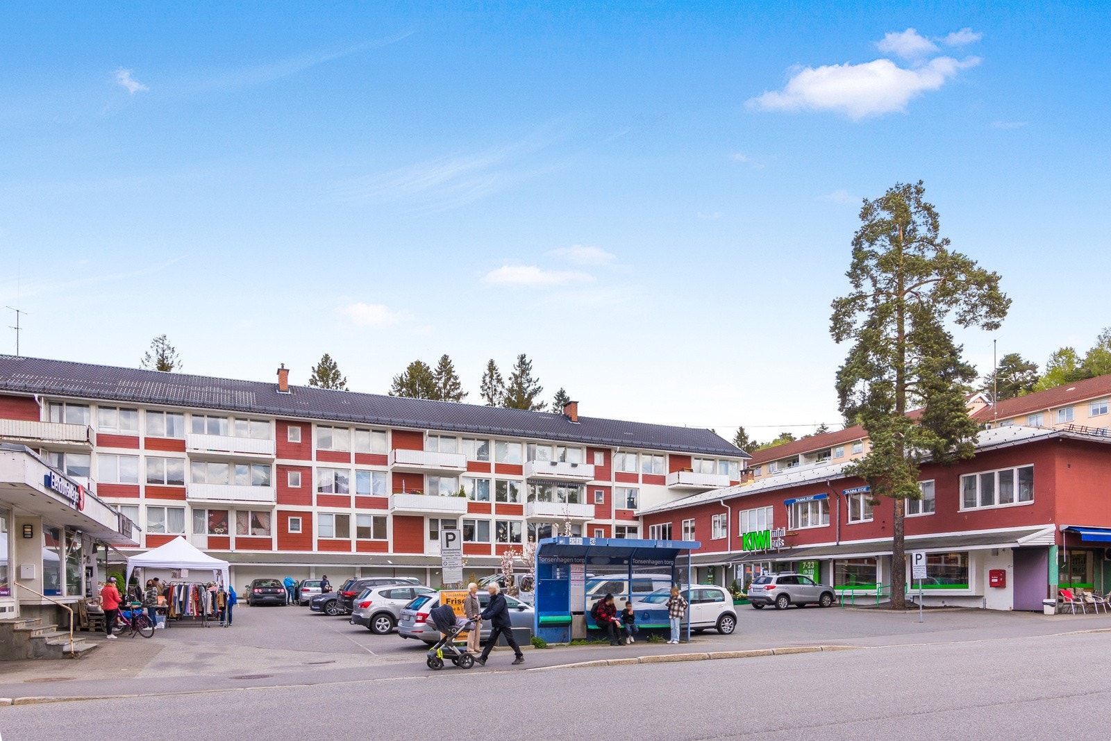 Tonsenhagen torg med sine servicetilbud. Galleribilde