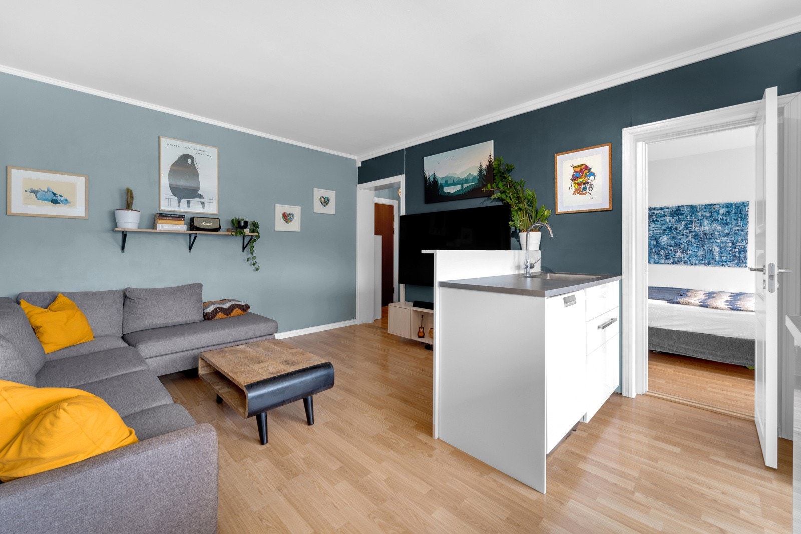 God planløsning med smarte løsninger og mye oppbevaringsplass. Galleribilde