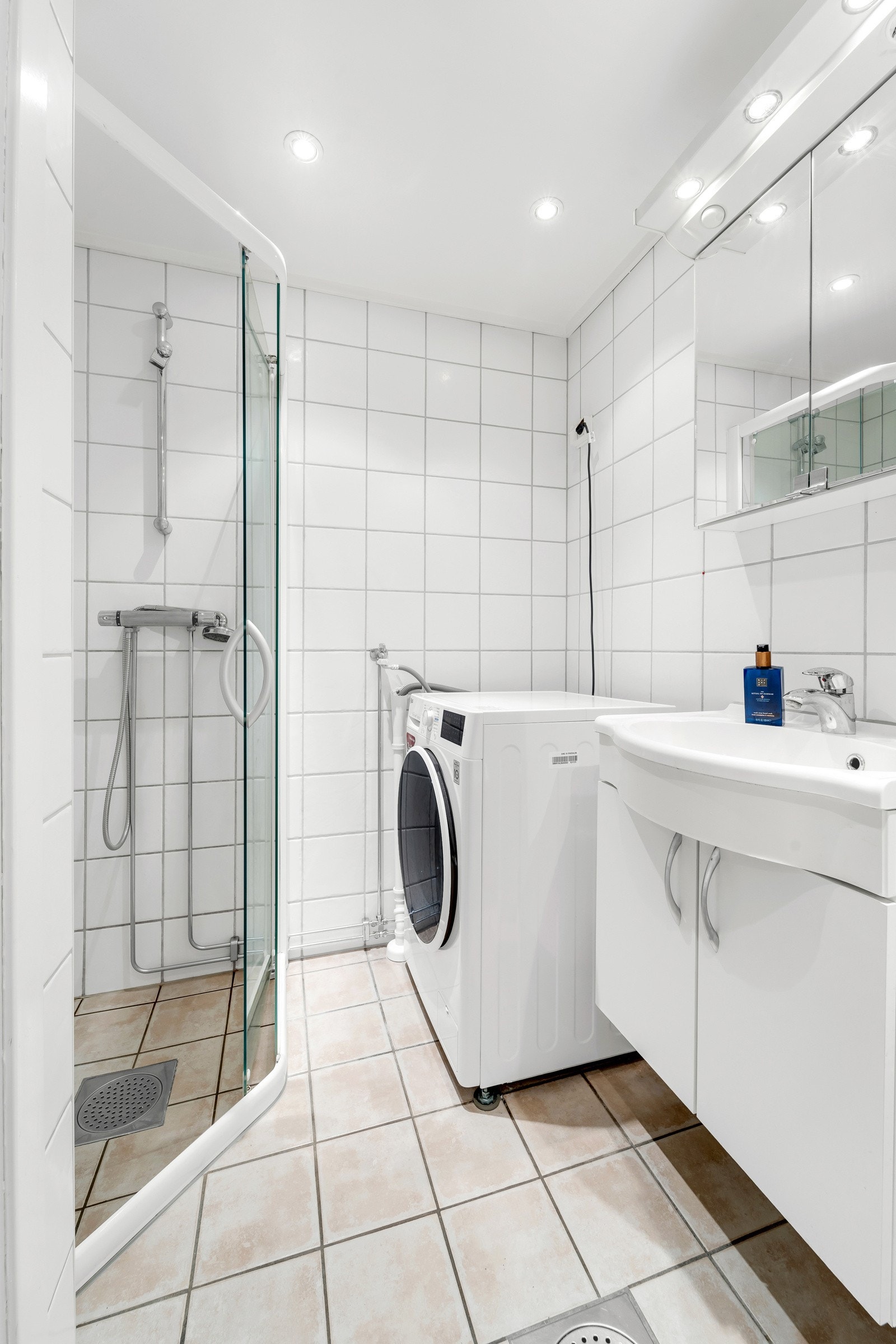 Pent flislagt bad med opplegg for vaskemaskin. Galleribilde