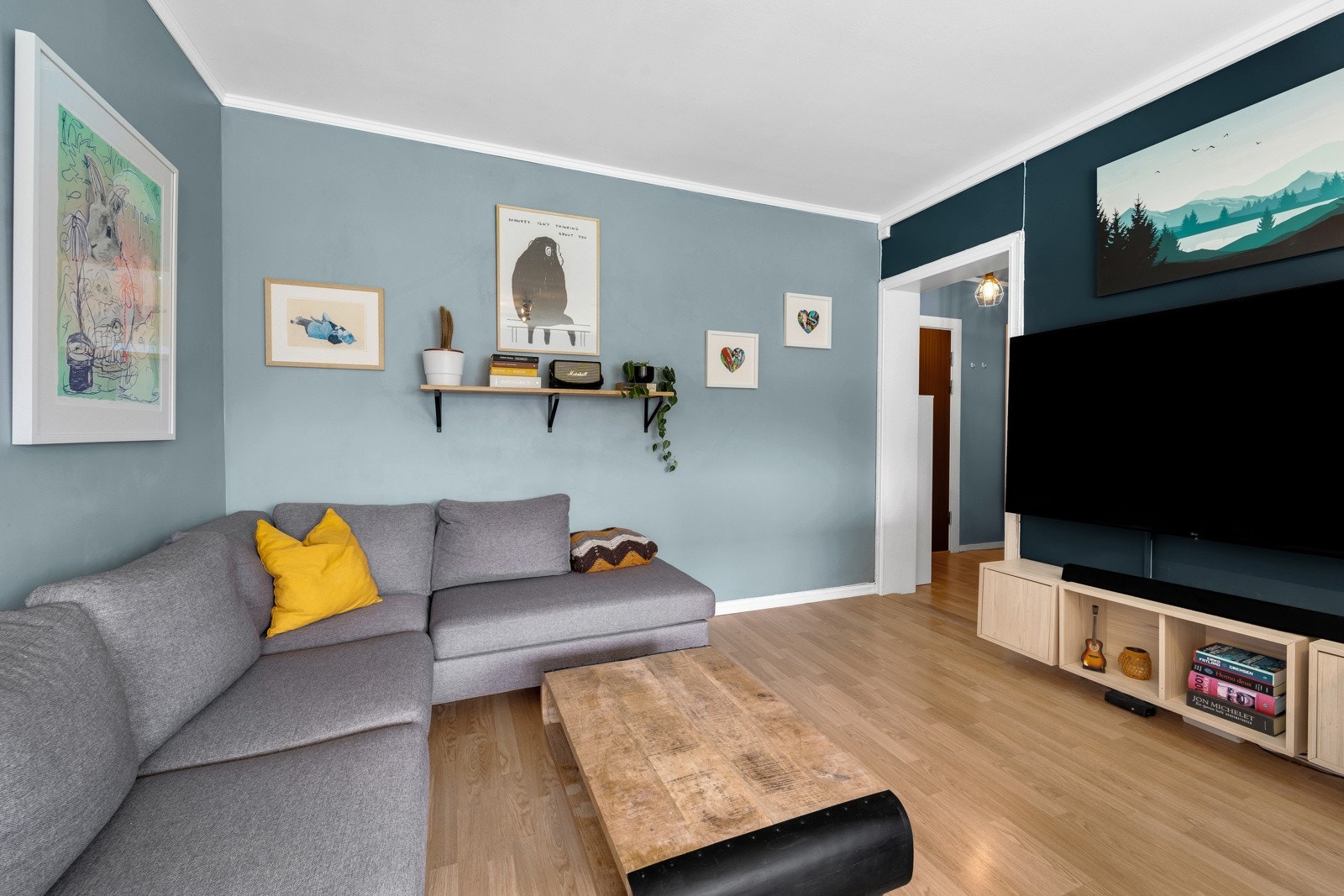 Innbydende stue med plass til sittegruppe. Galleribilde