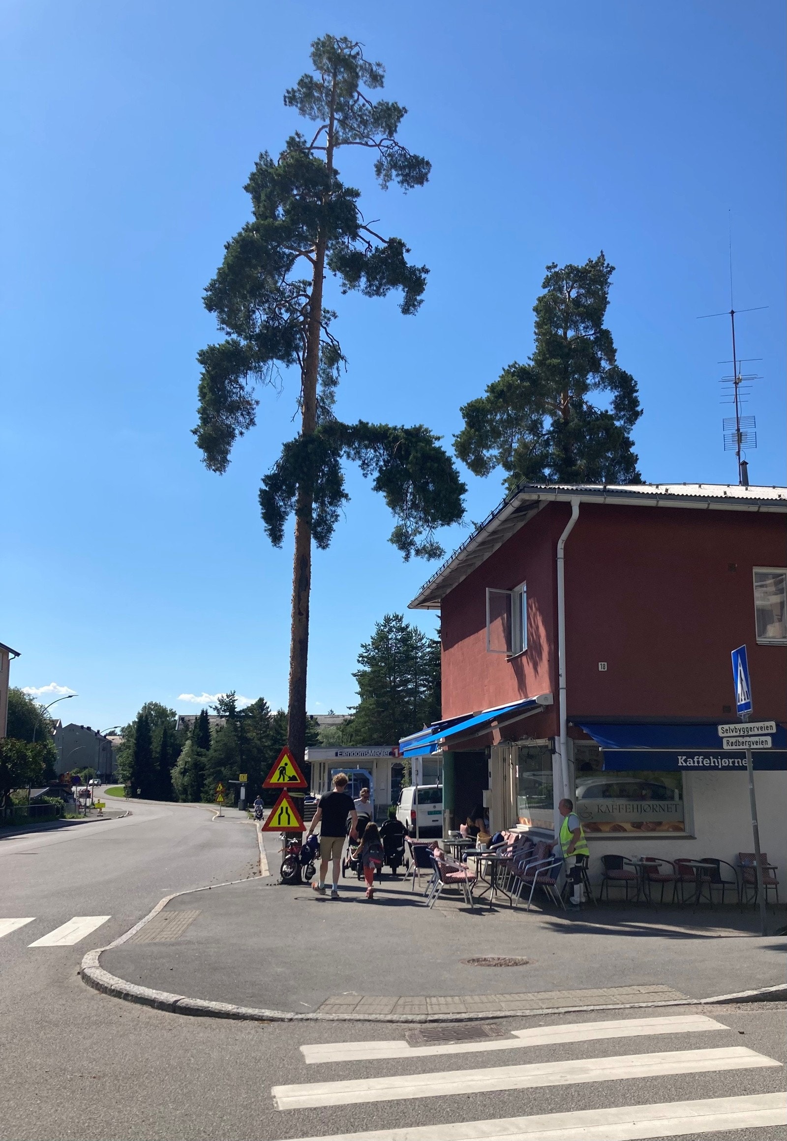 Dagligvarebutikk og sjarmerende cafe i umiddelbar nærhet. Galleribilde