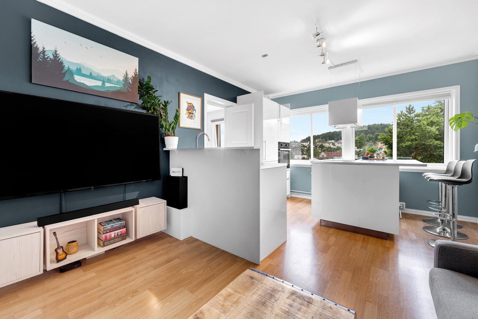 Flotte vindusflater i stue/kjøkken som byr på gode mengder naturlig lys. Galleribilde