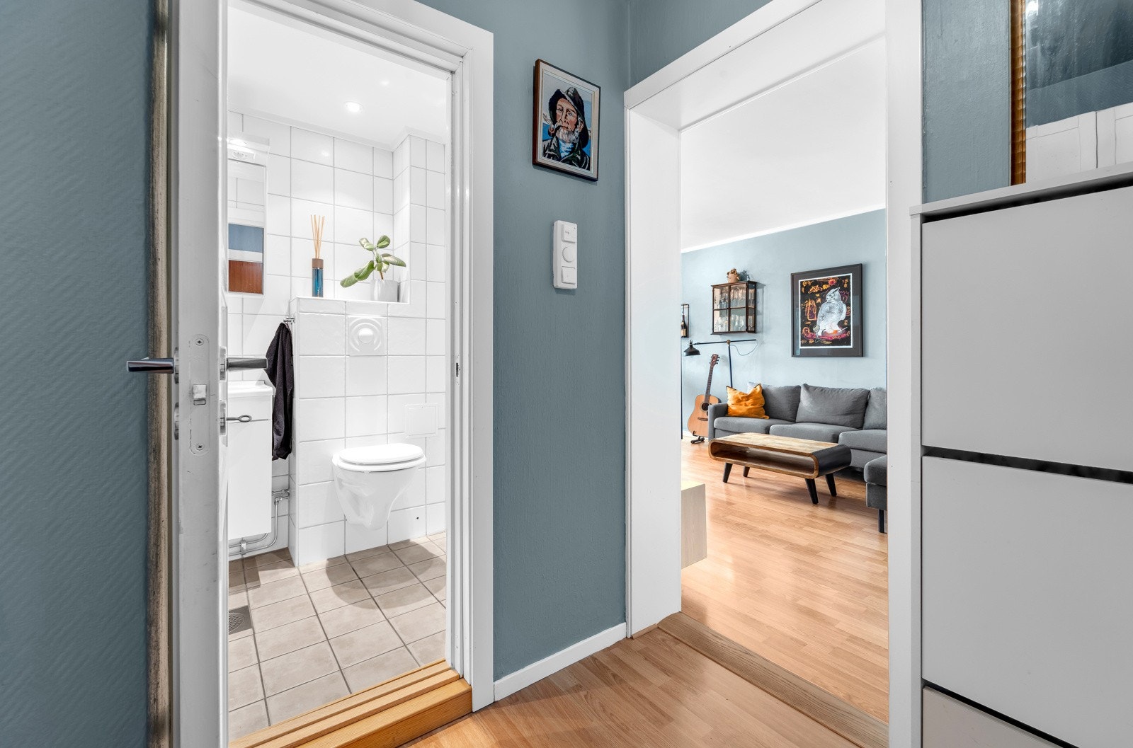 Entrè med plass til sko og yttertøy. Direkte inngang til stue og bad. Galleribilde