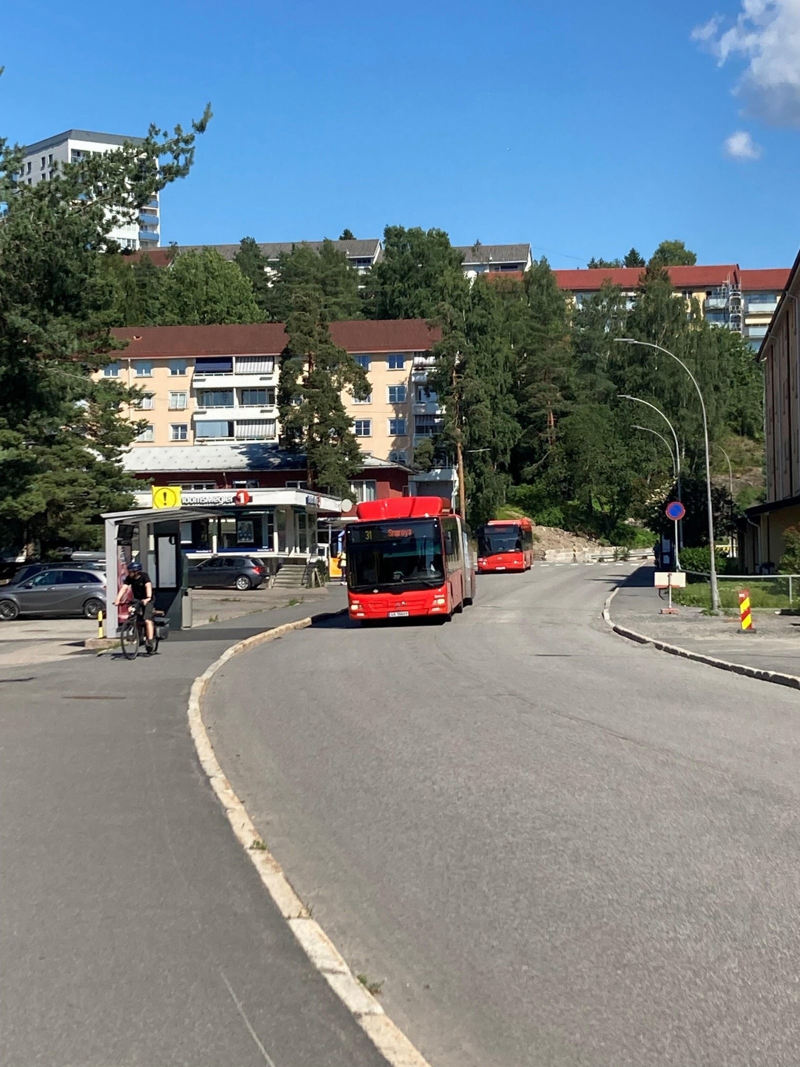God offentlig kommunikasjon med buss 25, 31 og 33 som stopper på Tonsenhagen. Buss 31 går hele døgnet. Galleribilde
