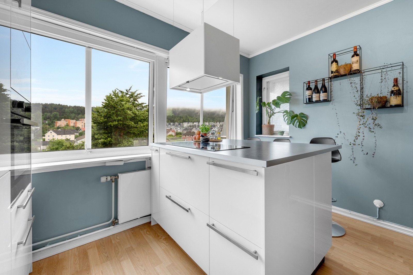 Praktisk og sosial kjøkkenløsning med kjøkkenøy og sitteplasser. Galleribilde