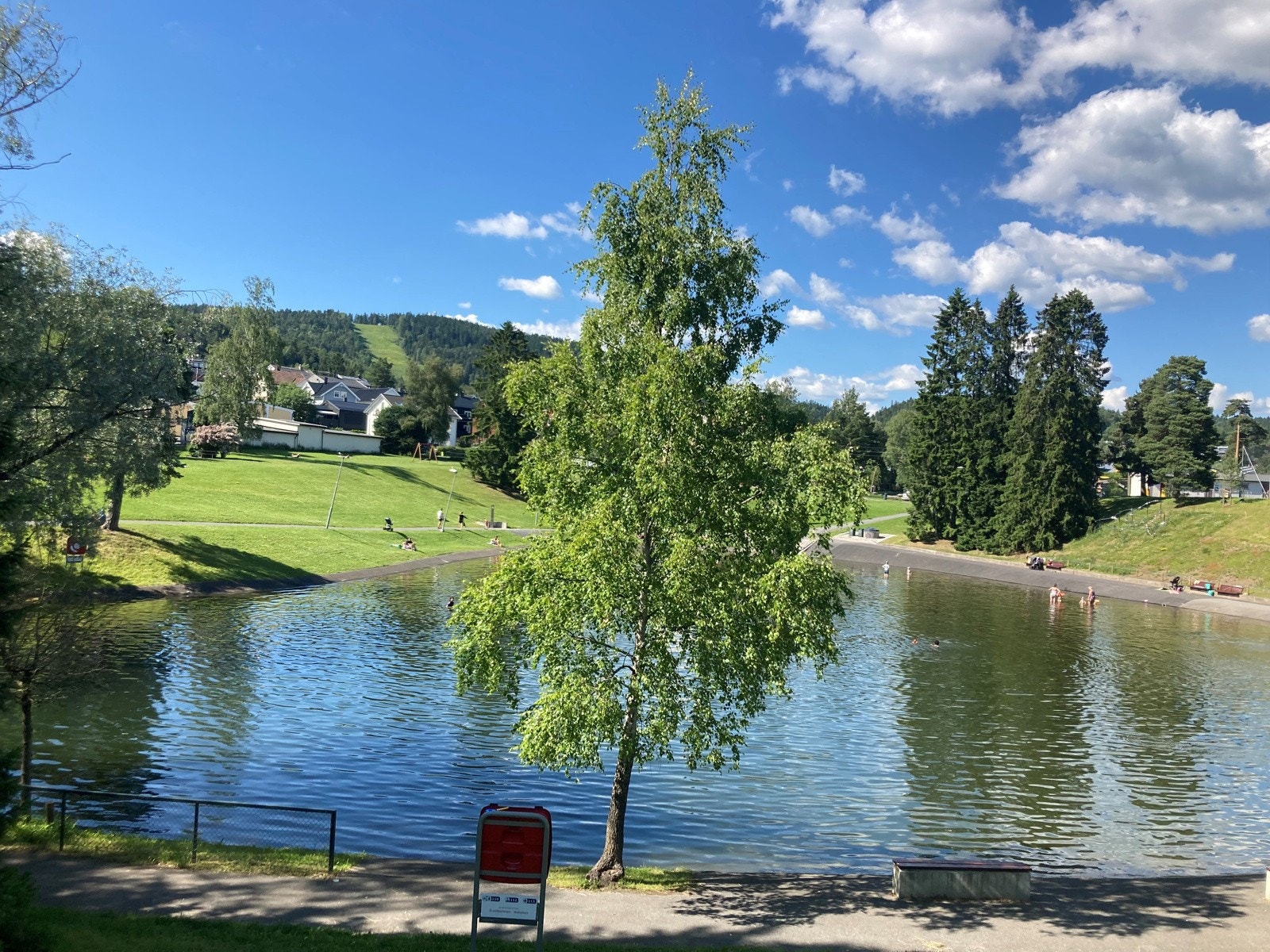 Badedammen 200m fra boligen med fine omgivelser og turstier. Galleribilde