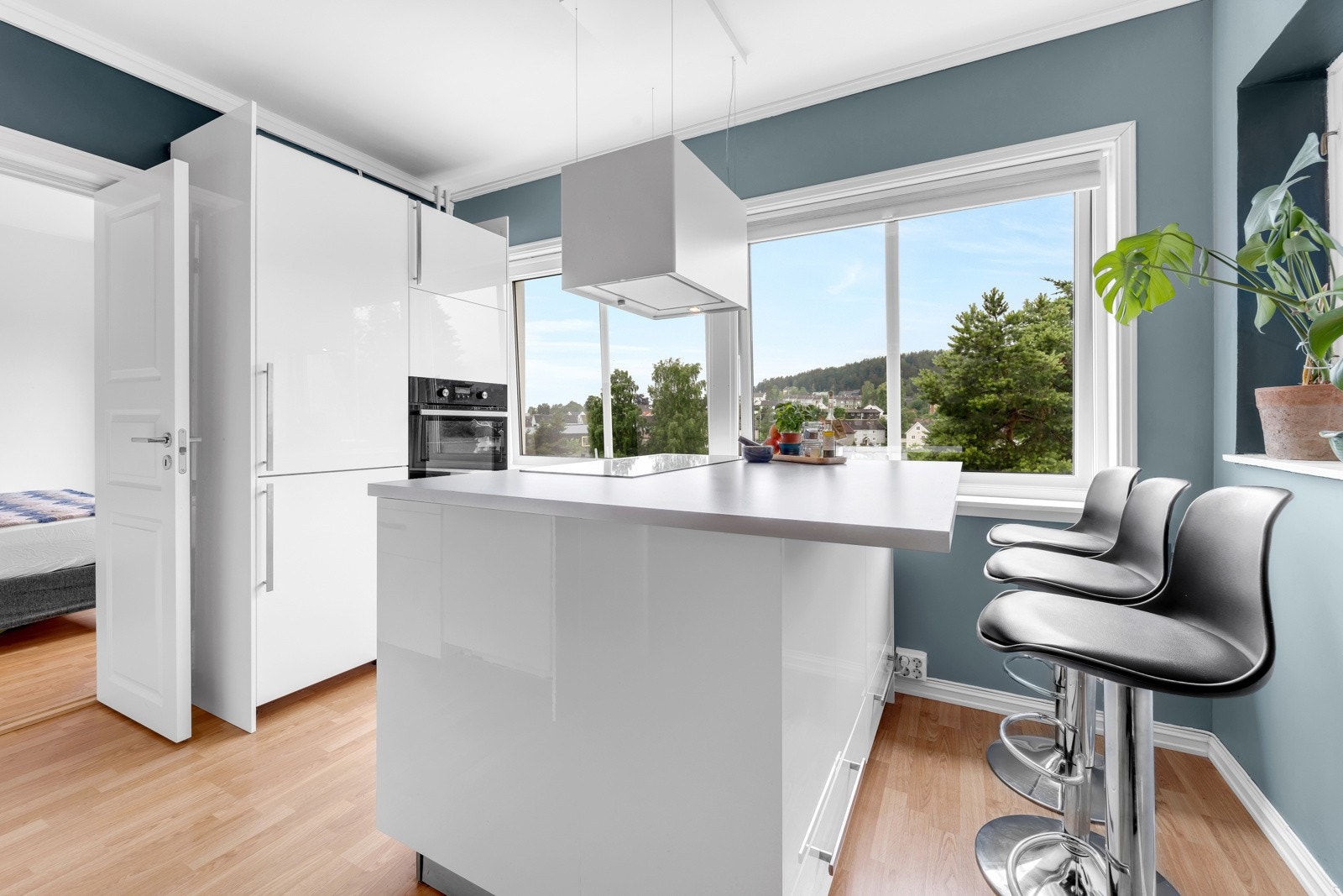 Pen og tidløs kjøkkeninnredning med integrerte hvitevarer. Galleribilde