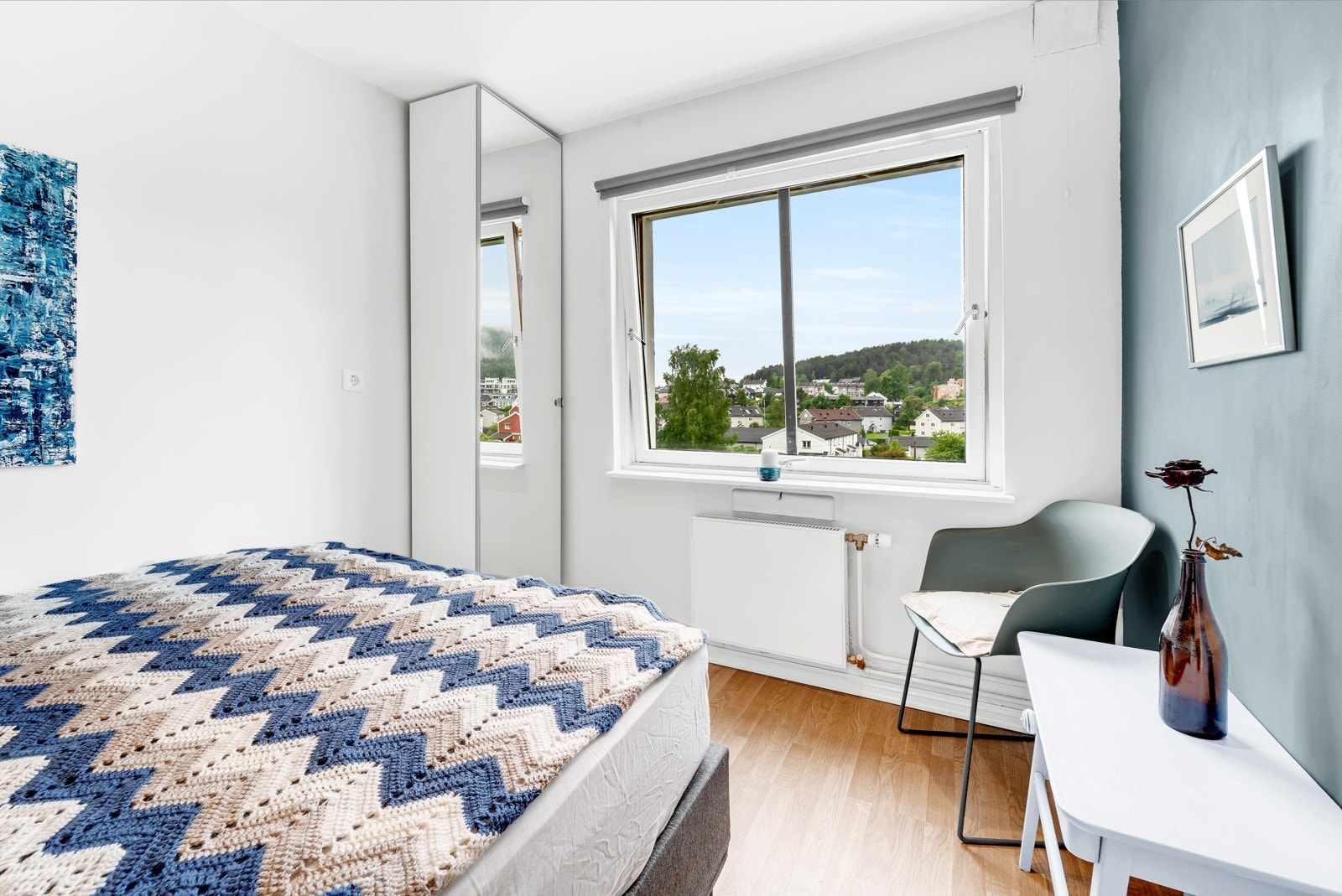 Gode mengder naturlig lys på soverommet. Galleribilde