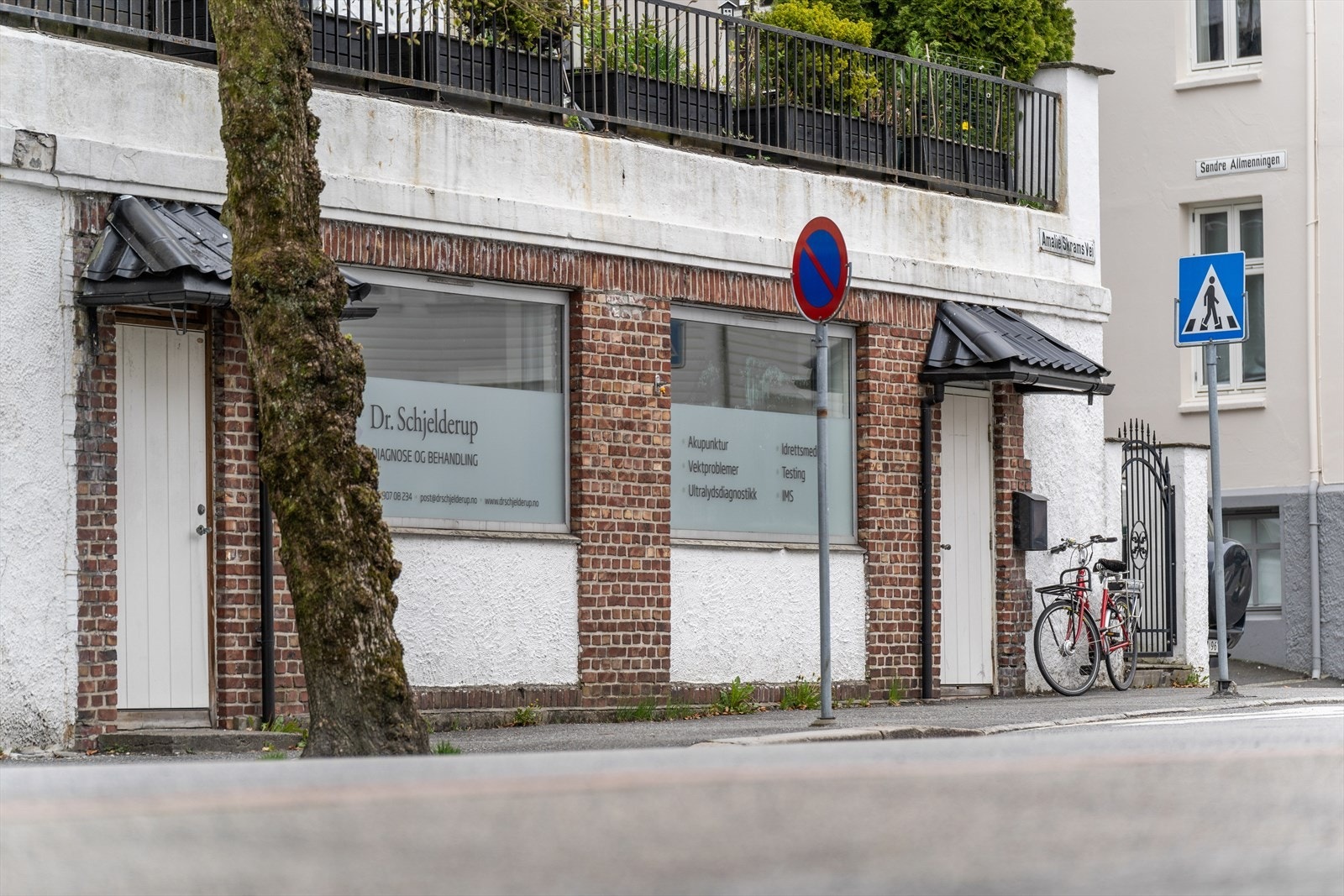 Fasade mot gaten Galleribilde