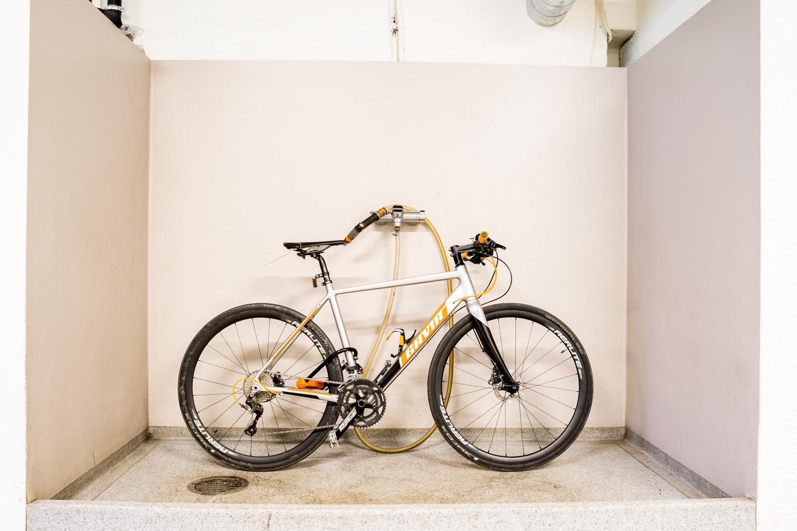 I Brynsengfaret 6 står sykkelen din trygt i egen avlåst sykkelstasjon, samtidig som den får den beste pleien med egen sykkelvask. Galleribilde